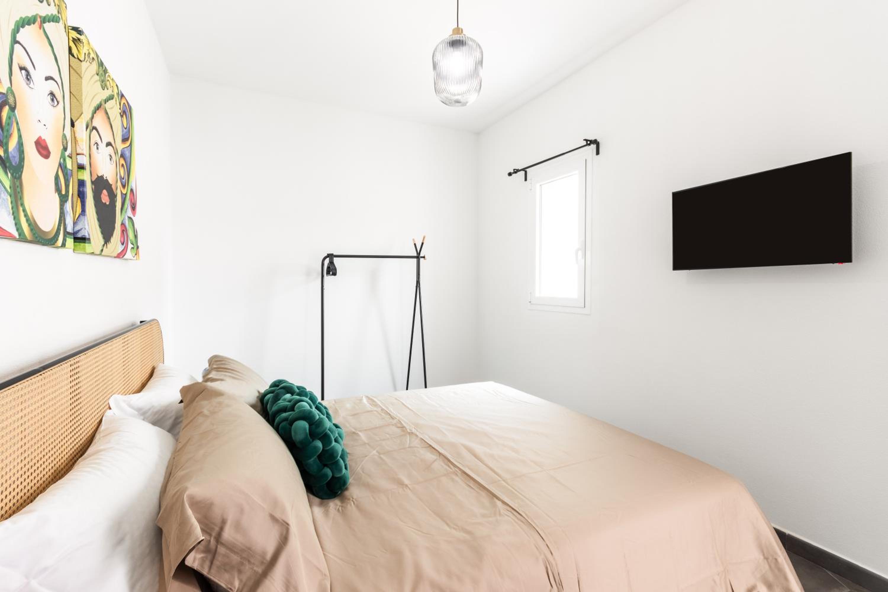 One-Bedroom Apartment photo 1