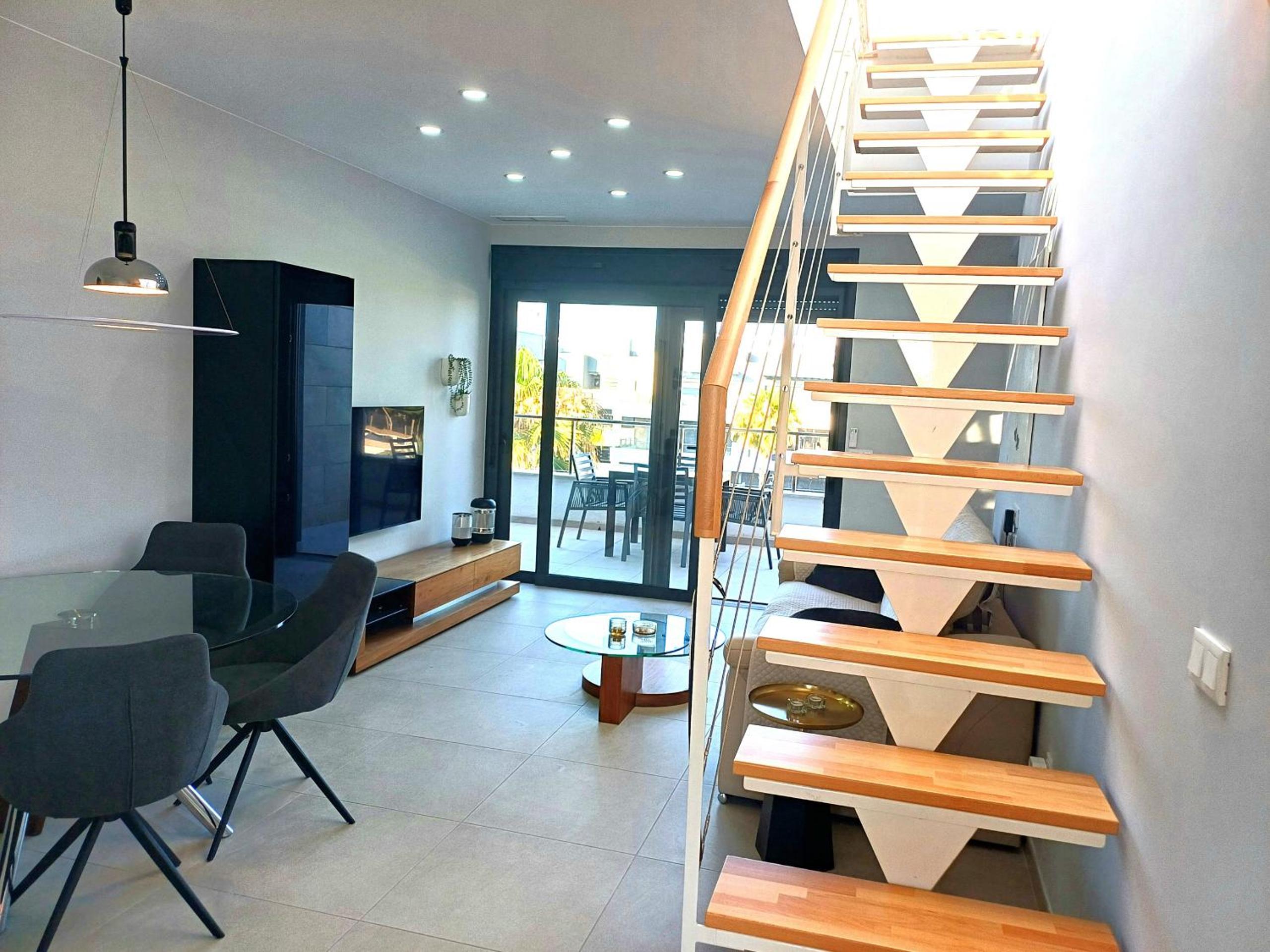Apartamento de lujo de dos habitaciones con balcón