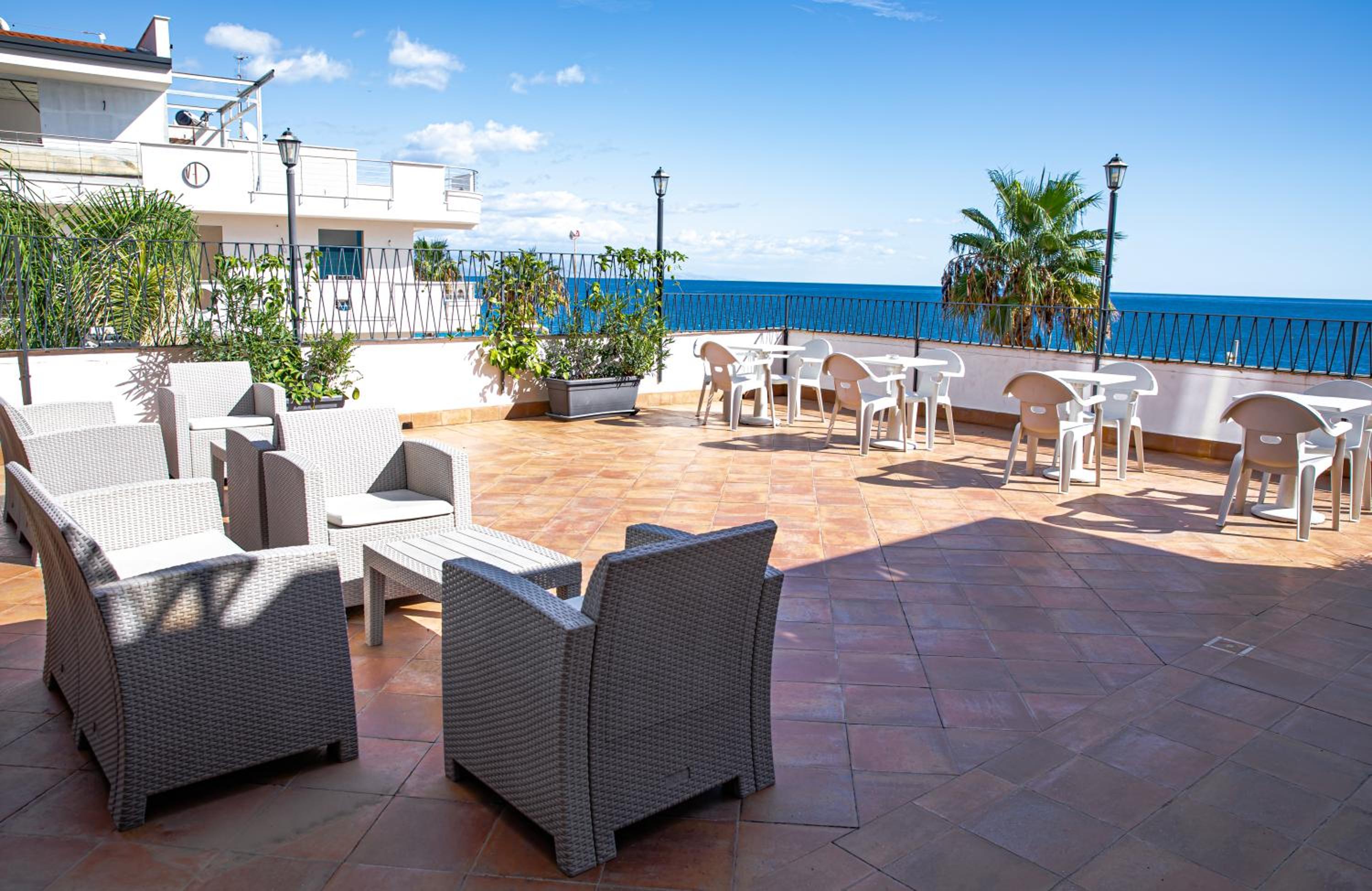 Double or Twin Room with Sea View photo 3
