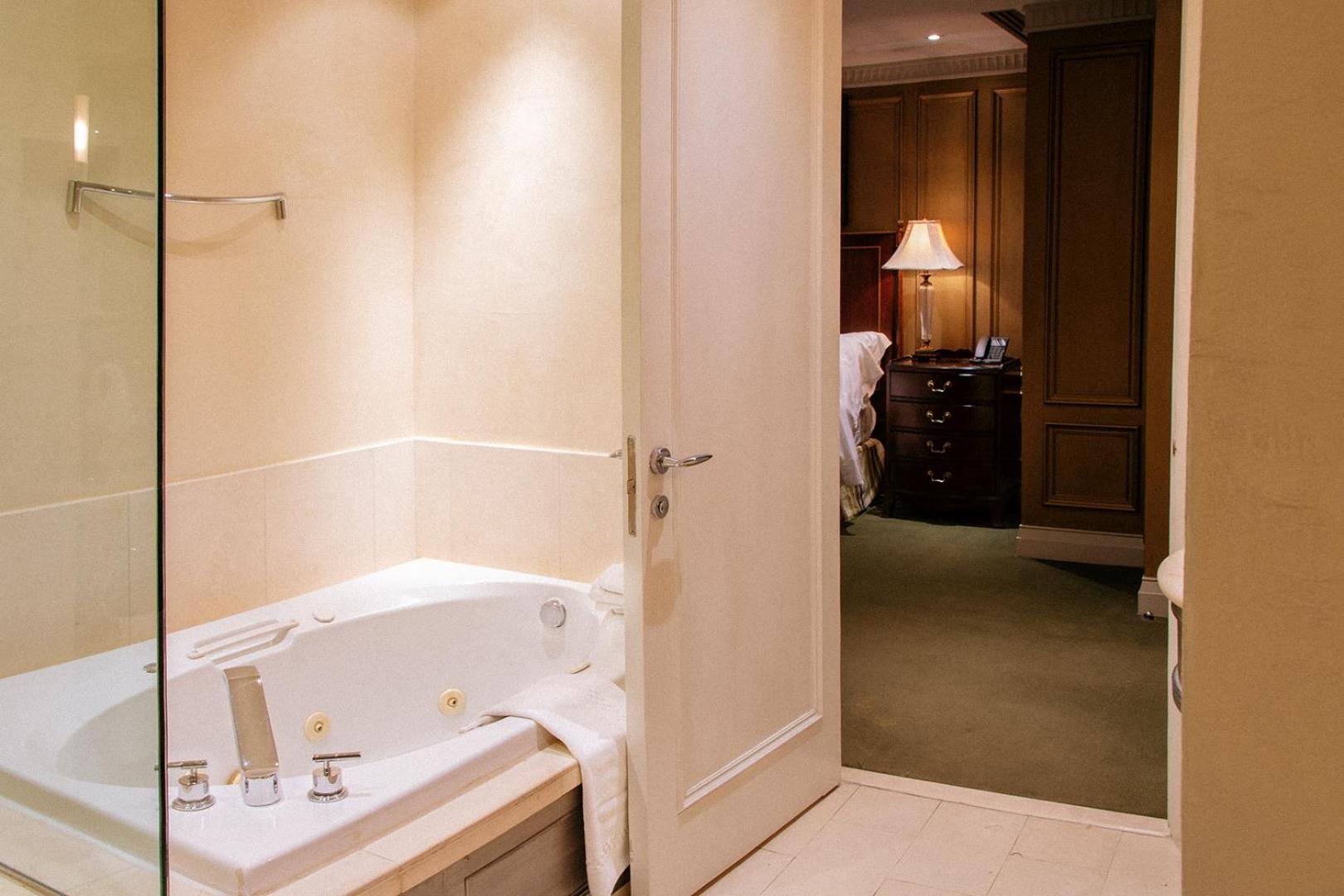 Deluxe One-Bedroom Suite - Photo 4