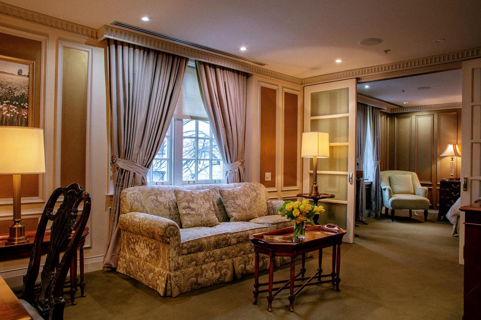 Deluxe One-Bedroom Suite - Photo 7