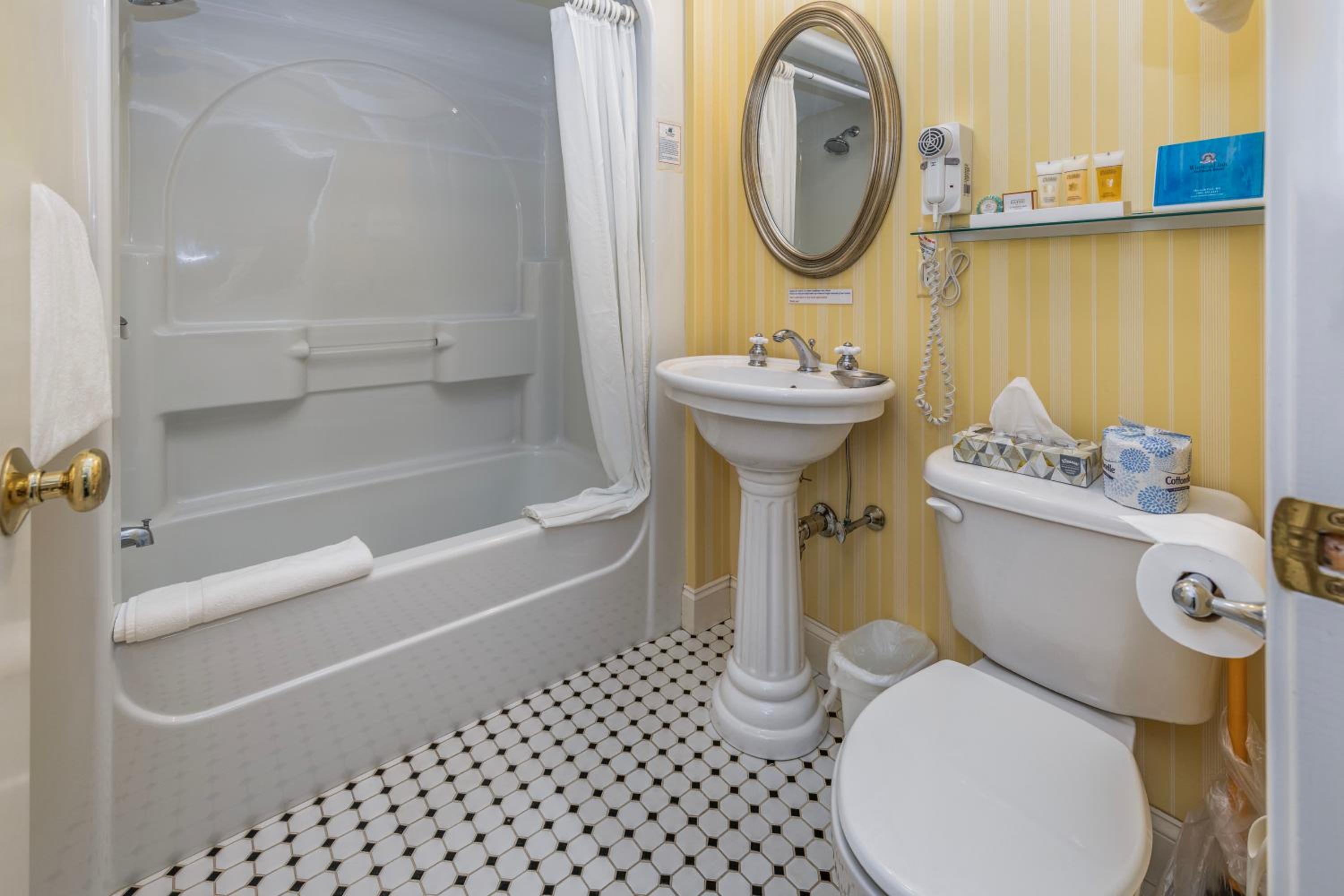 King Room - Winstead Inn photo 3