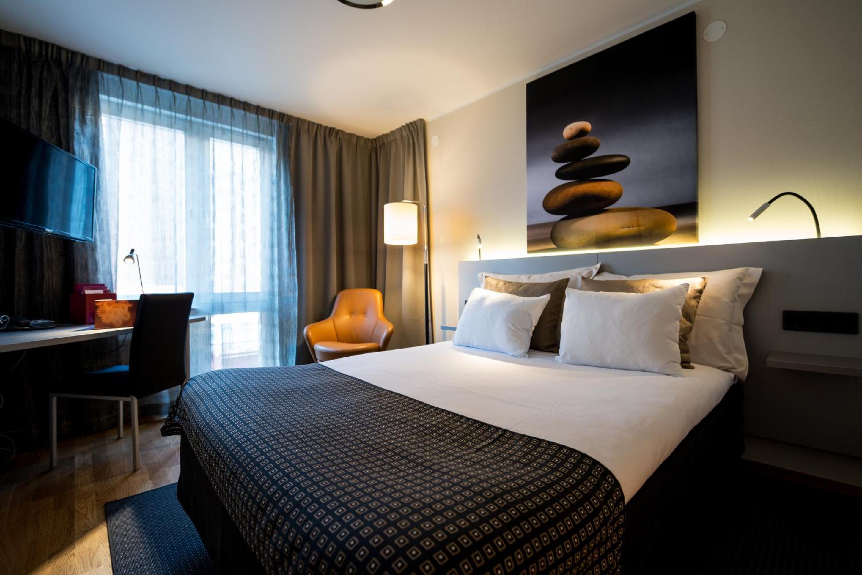 Small Double Room (55 in bed) - Photo 2