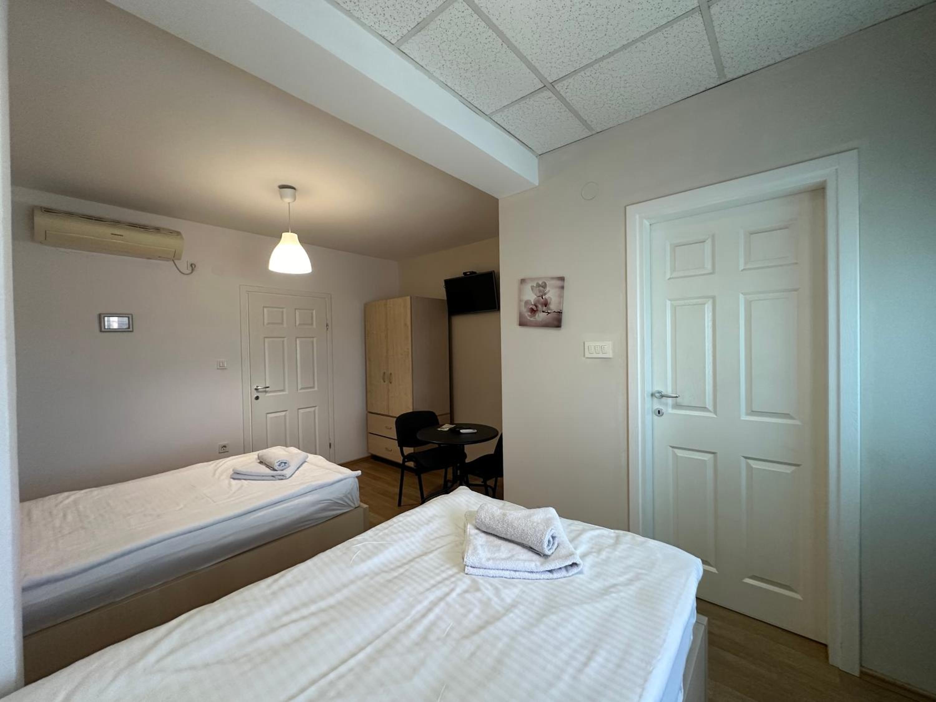 Standard Twin Room photo 3