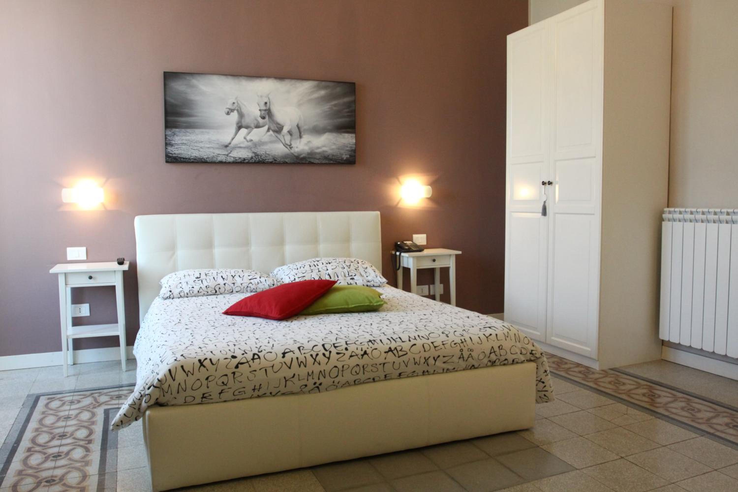 Queen Room photo 2