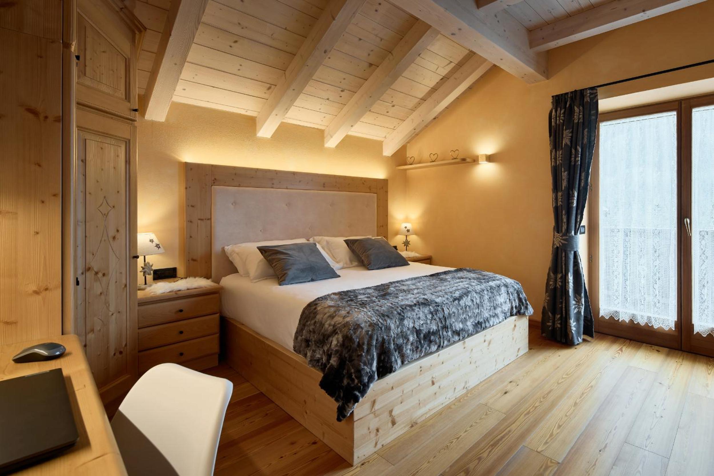 Two-Bedroom Apartment with Mountain View photo 1