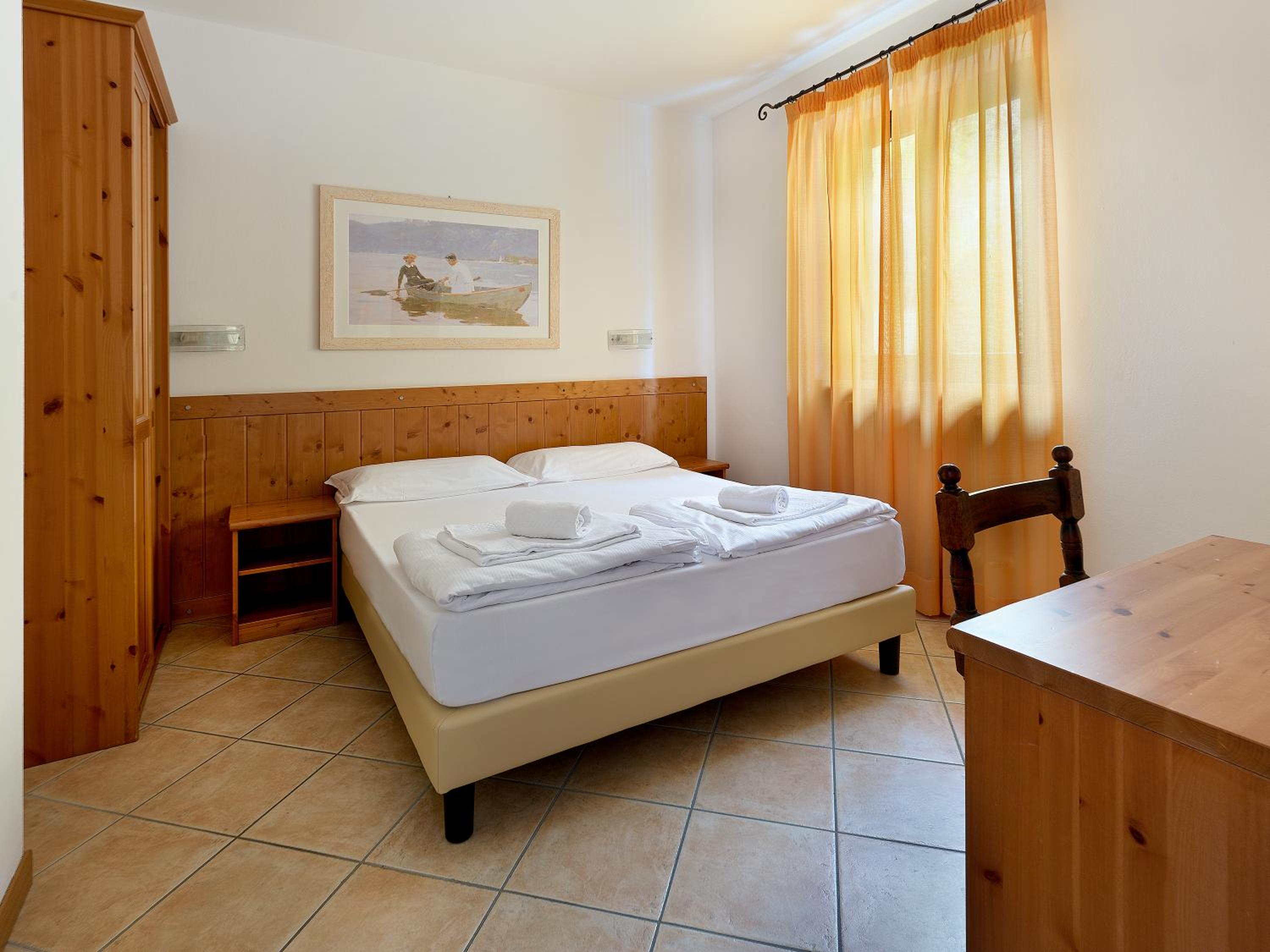 Classic Two-Bedroom Apartment with Partial Lake View photo 3