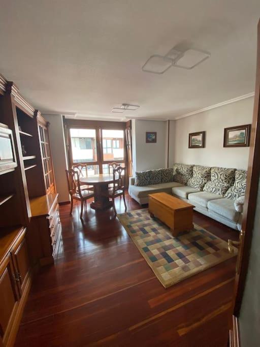 Apartamento de tres habitaciones con balcón