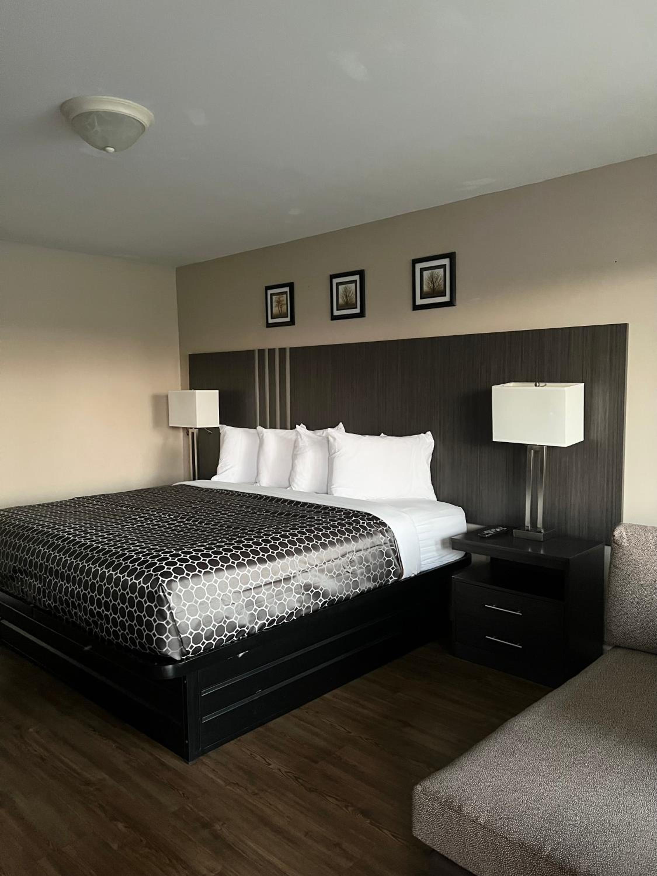 Standard King Room photo 1
