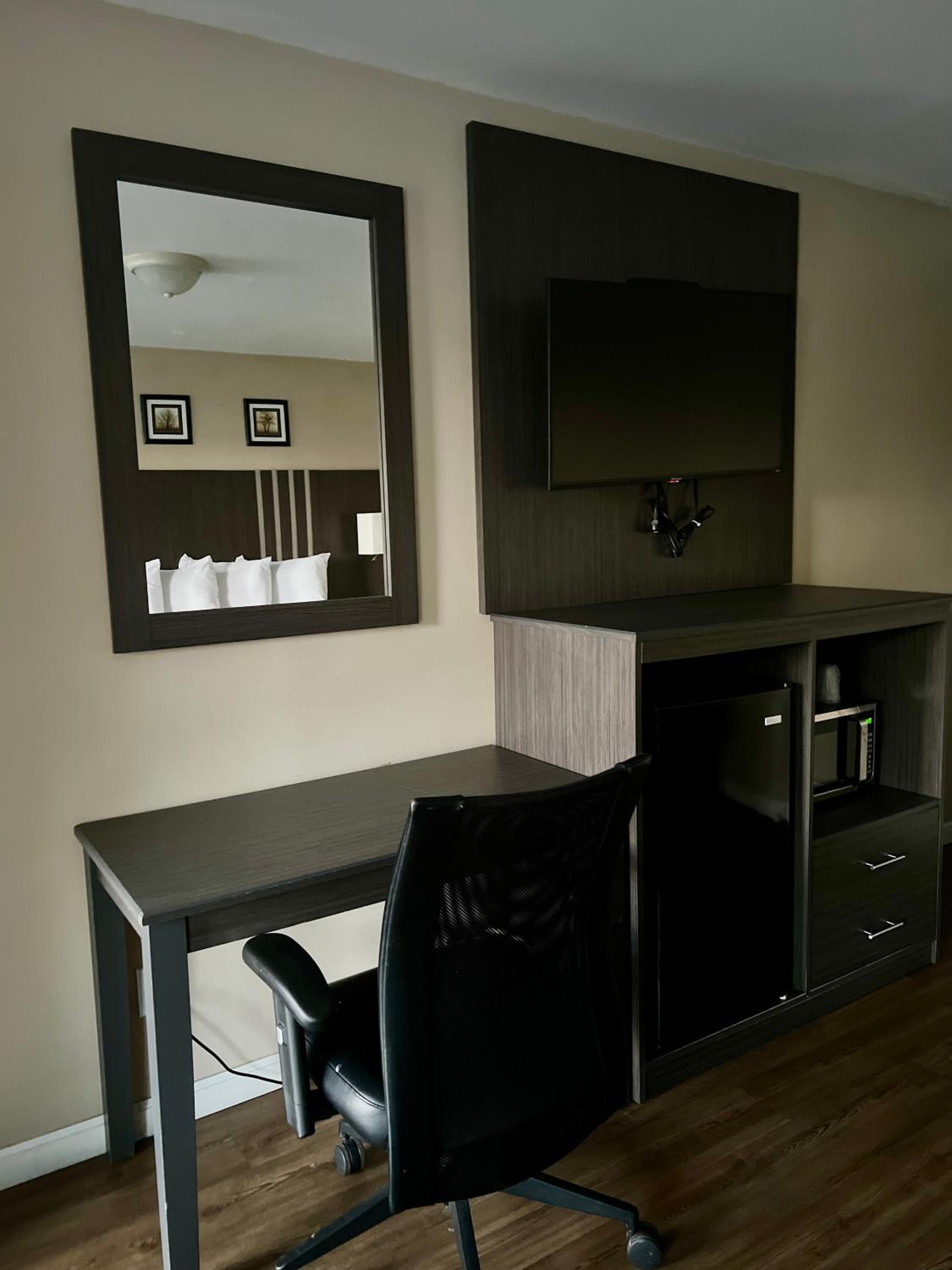 Standard Room with Two Queen Beds photo 1