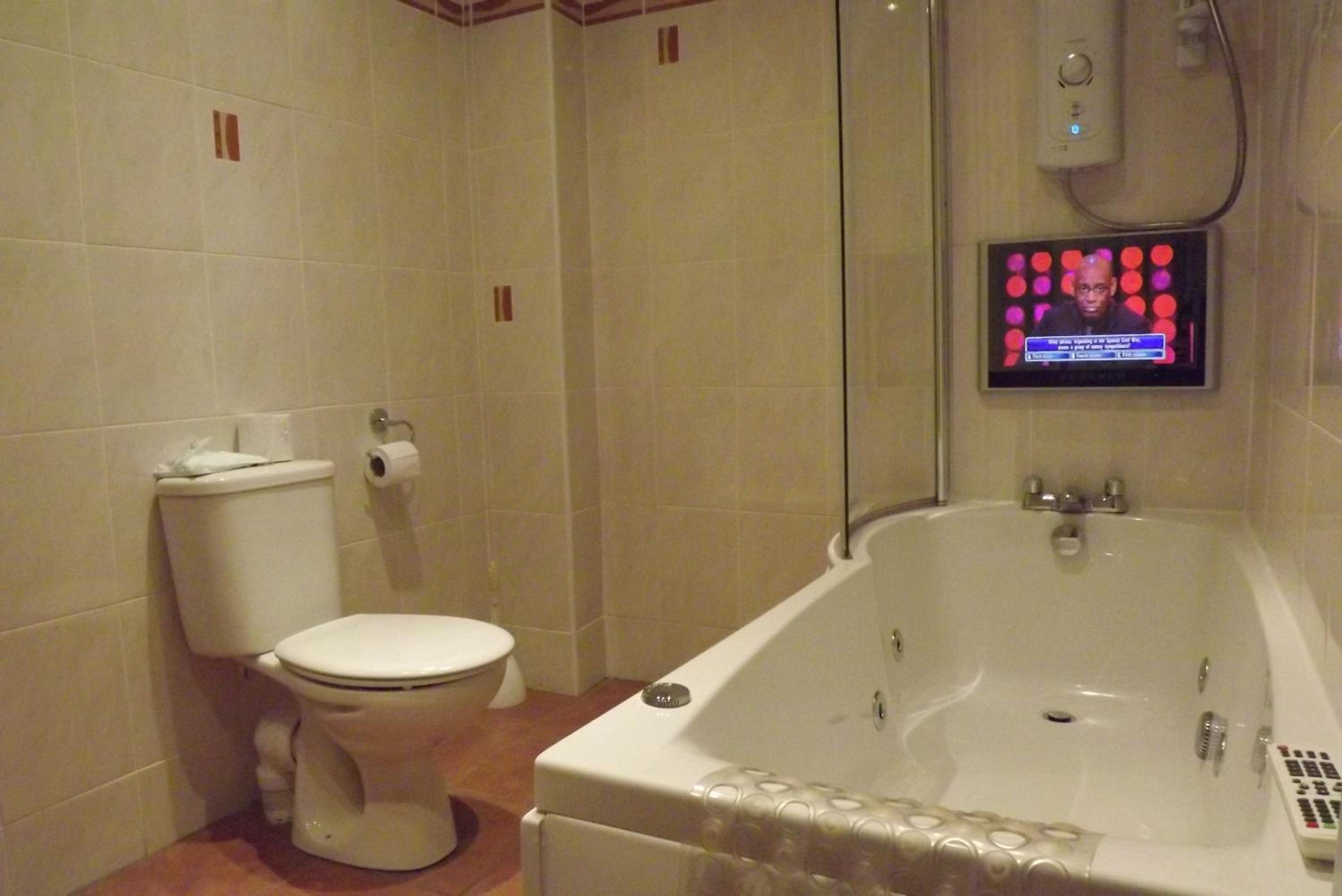 Twin Room with Bath/Shower - Photo 2