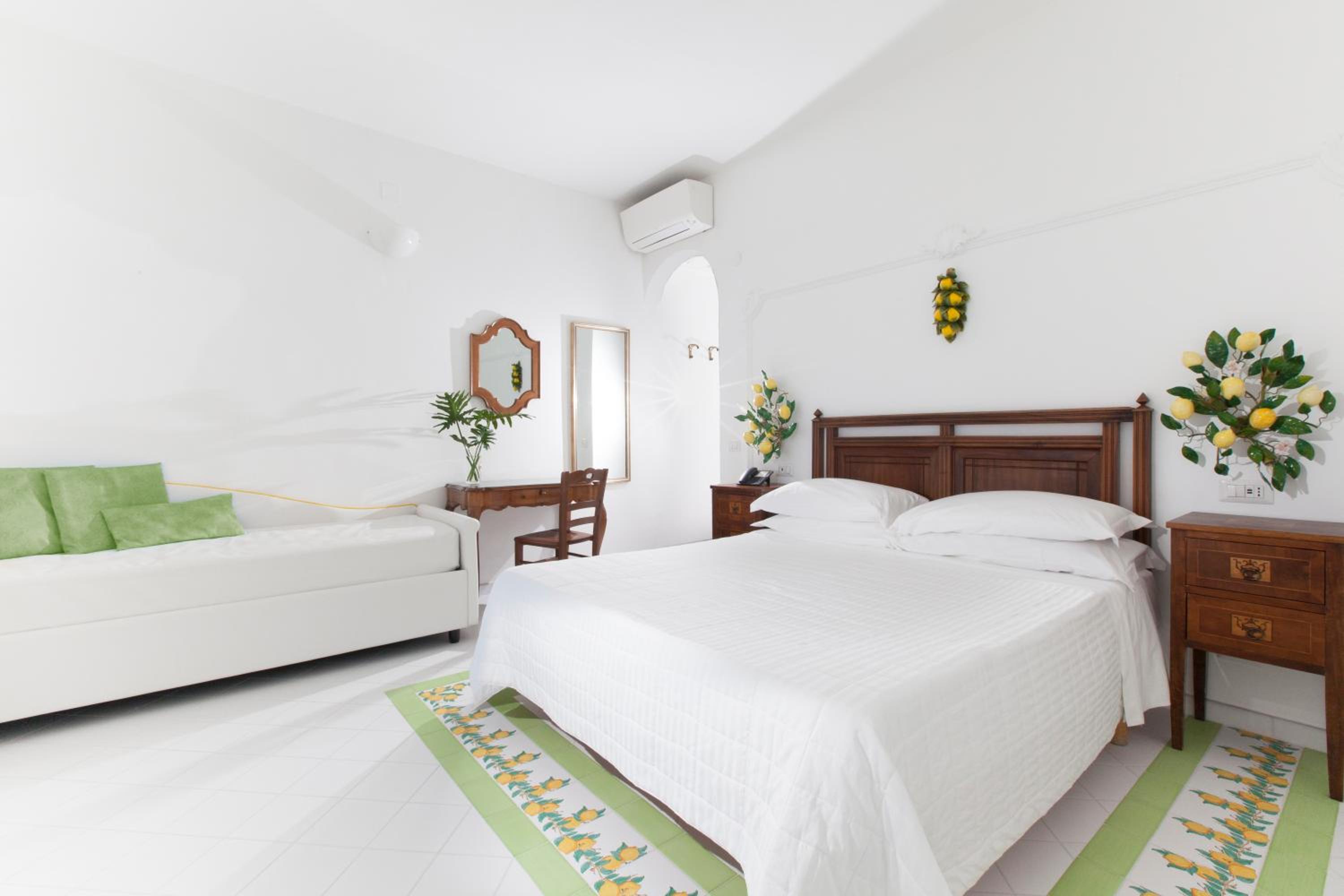 Standard Double Room with Sea View - Photo 2
