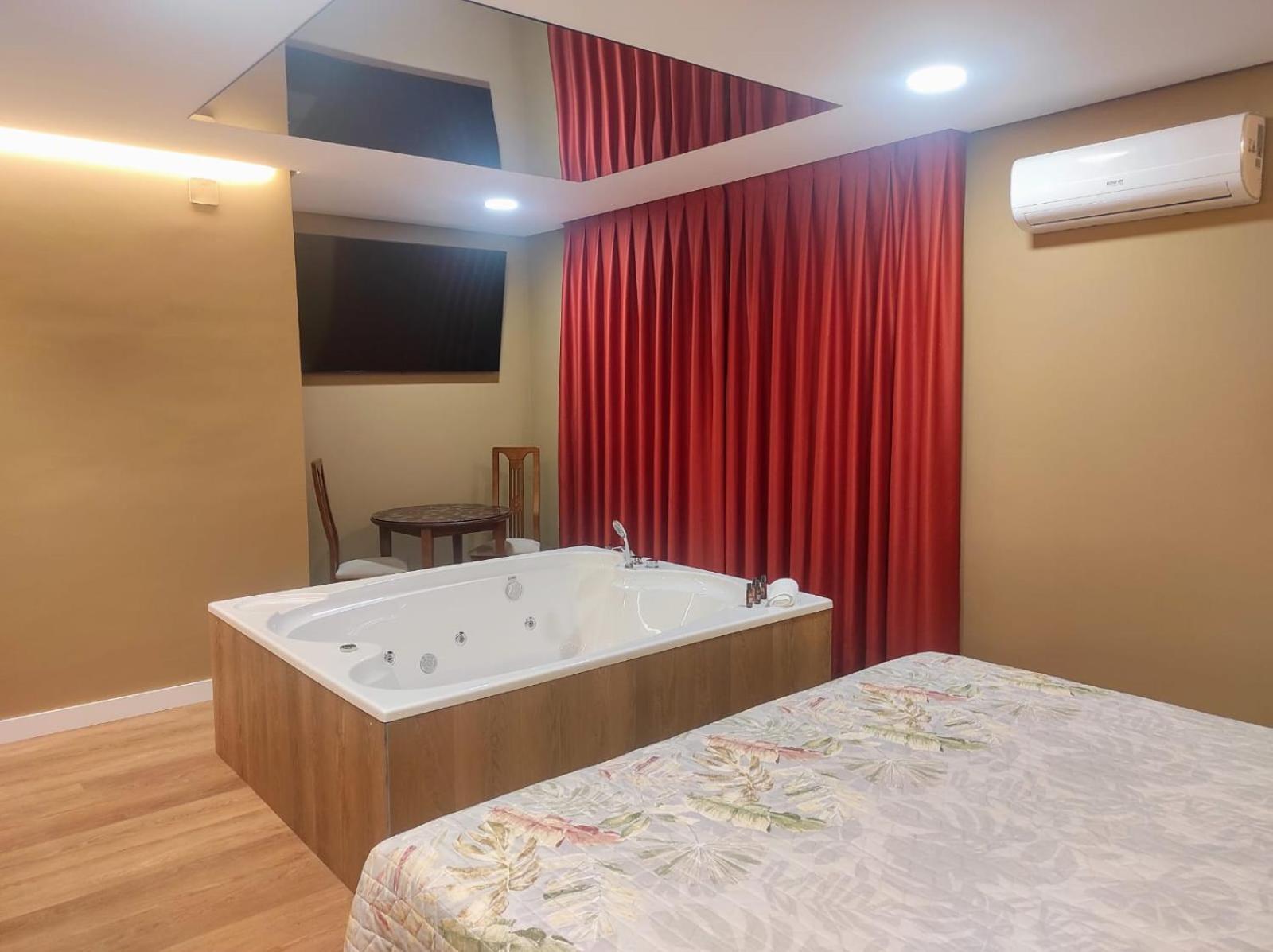Deluxe Suite with Spa Bath - Photo 2
