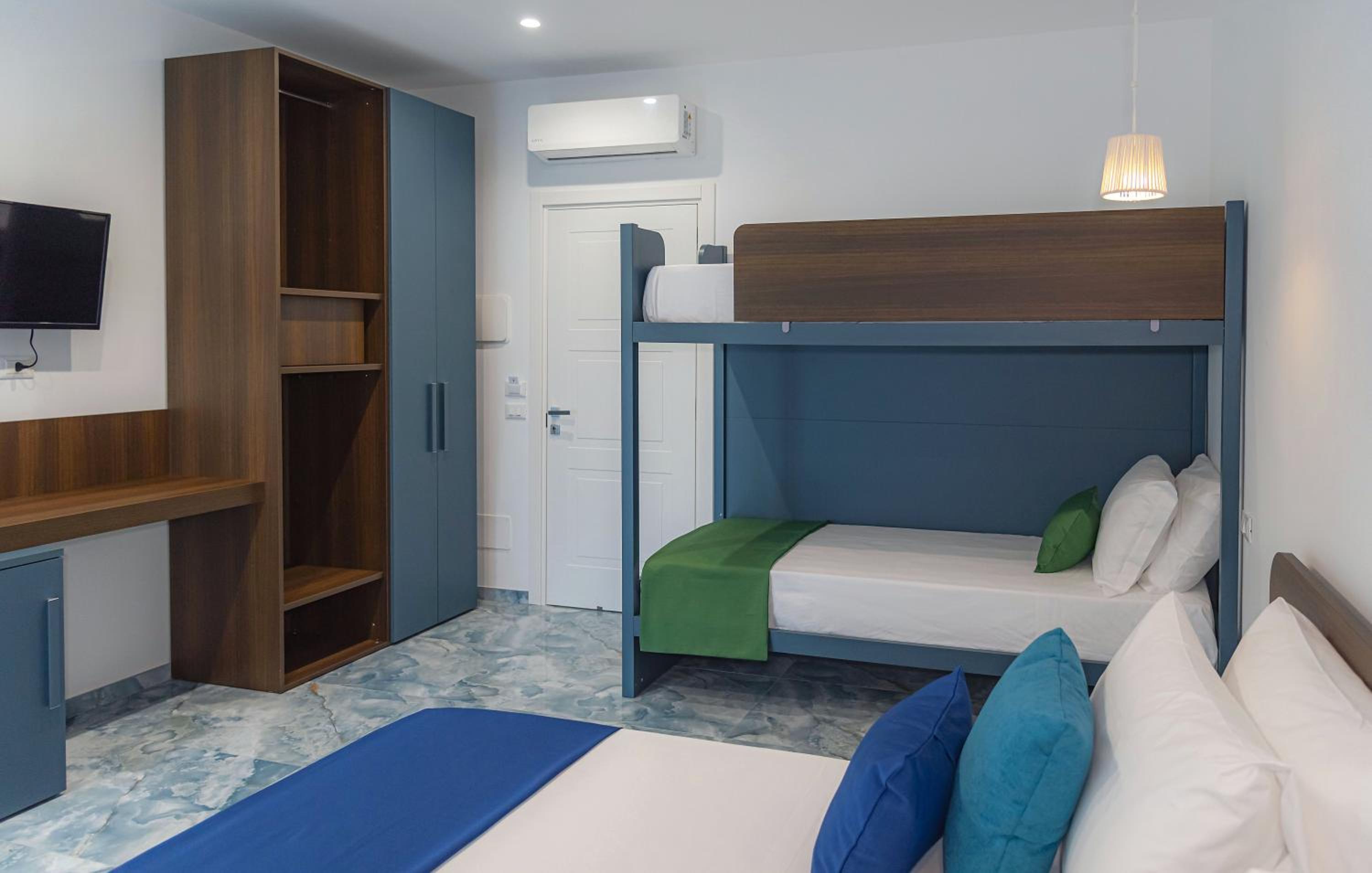 Queen Room with Balcony photo 3