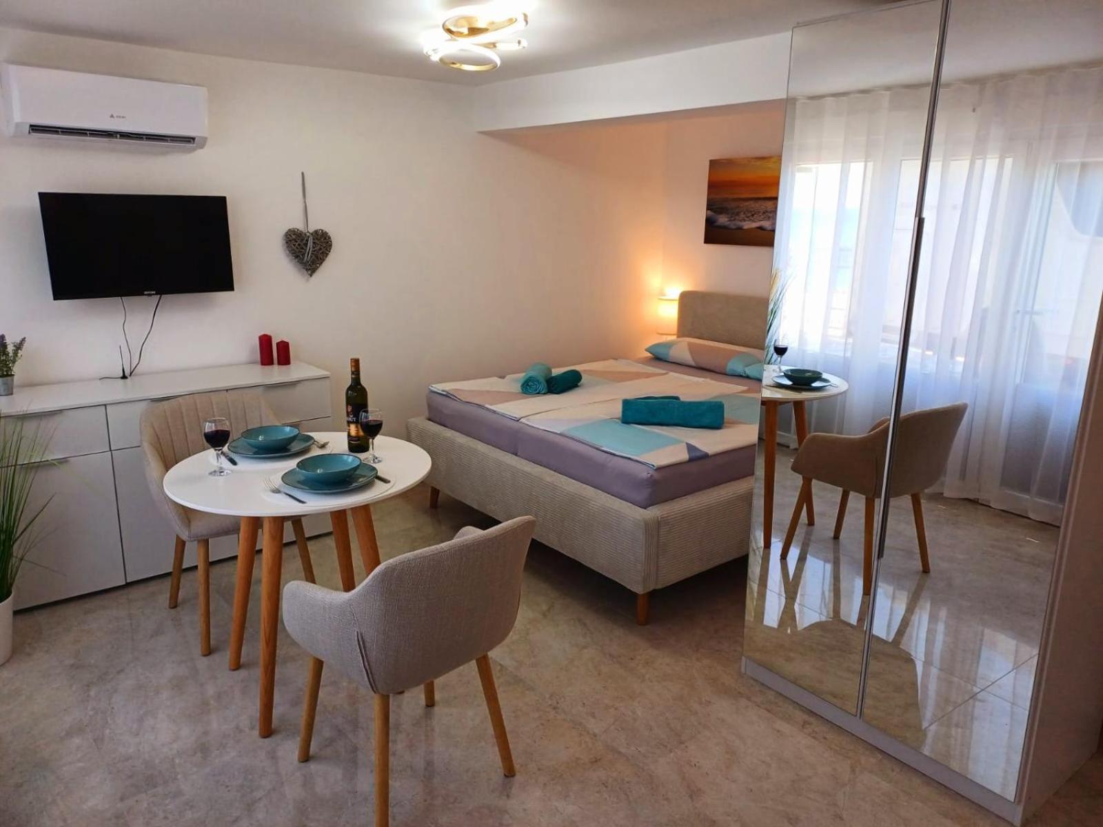 One-Bedroom Apartment photo 1