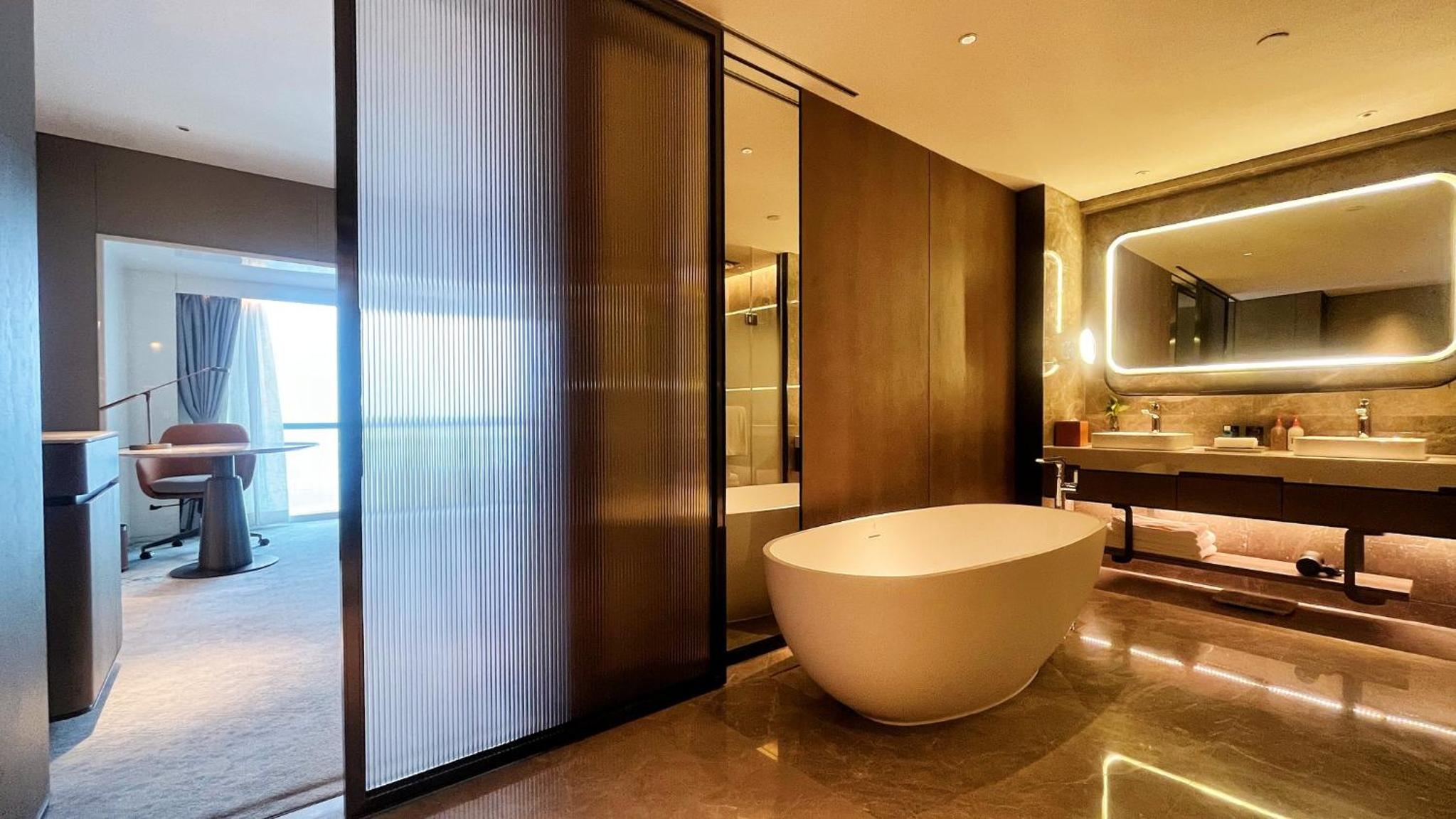 Premium King Room - Photo 2