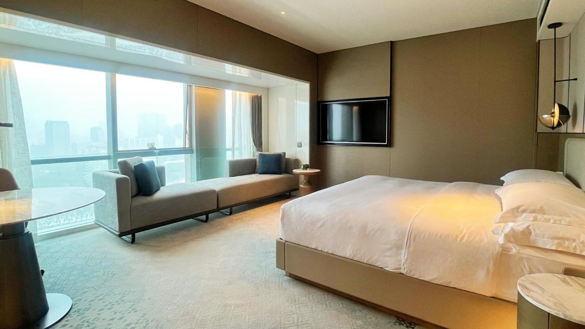 Premium King Room - Photo 4