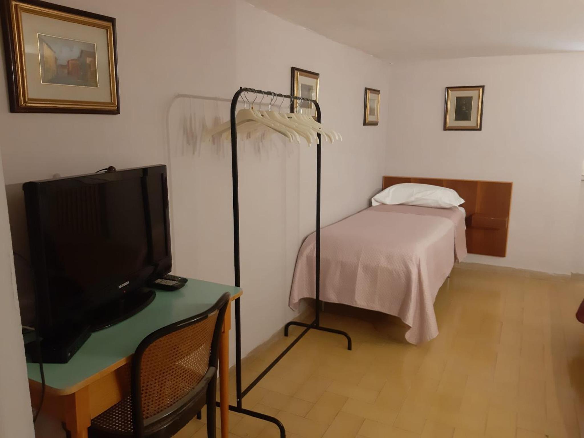 Basic Triple Room with Shared Bathroom photo 3