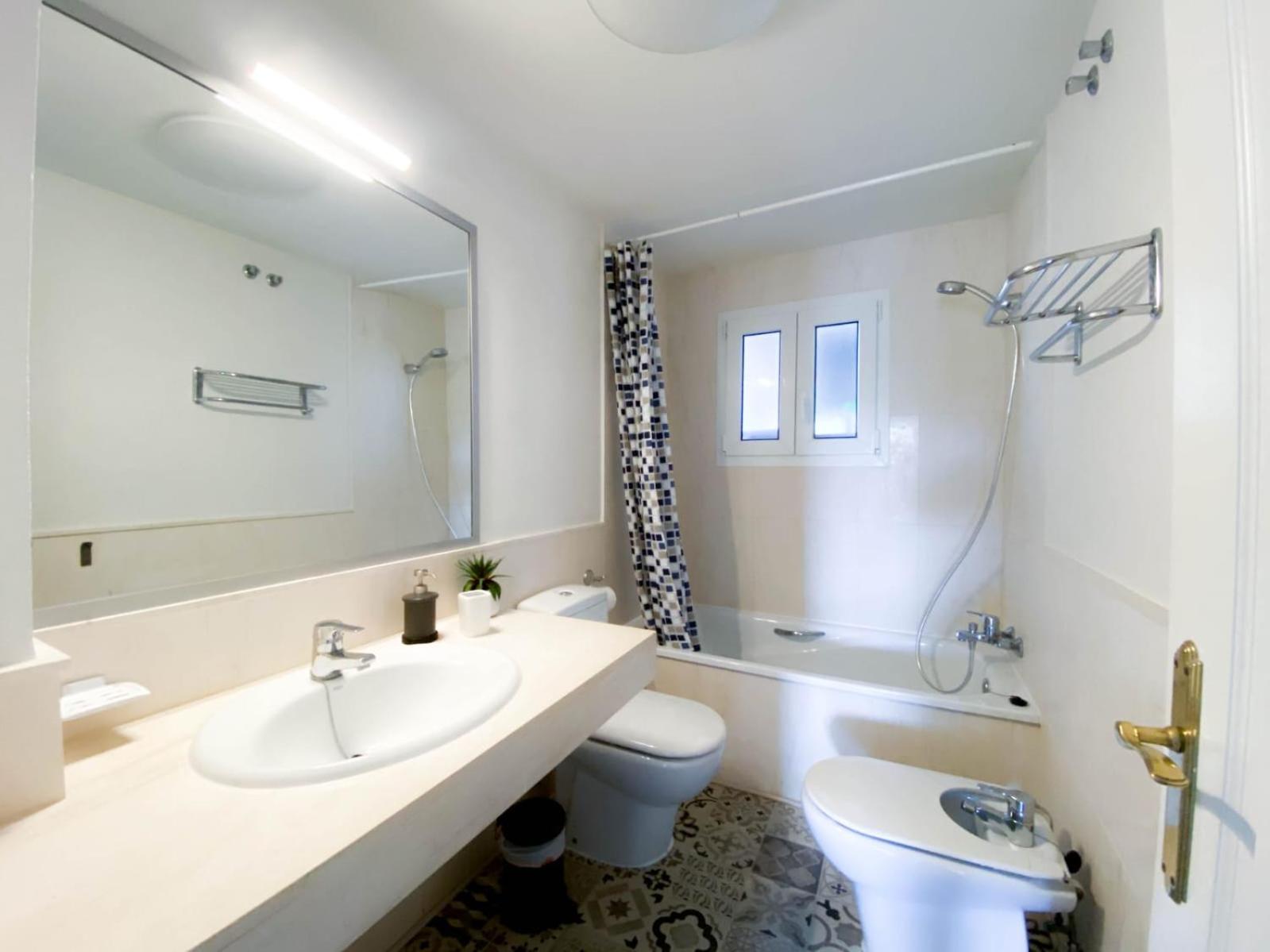 Two-Bedroom Apartment with Terrace and Sea View photo 2
