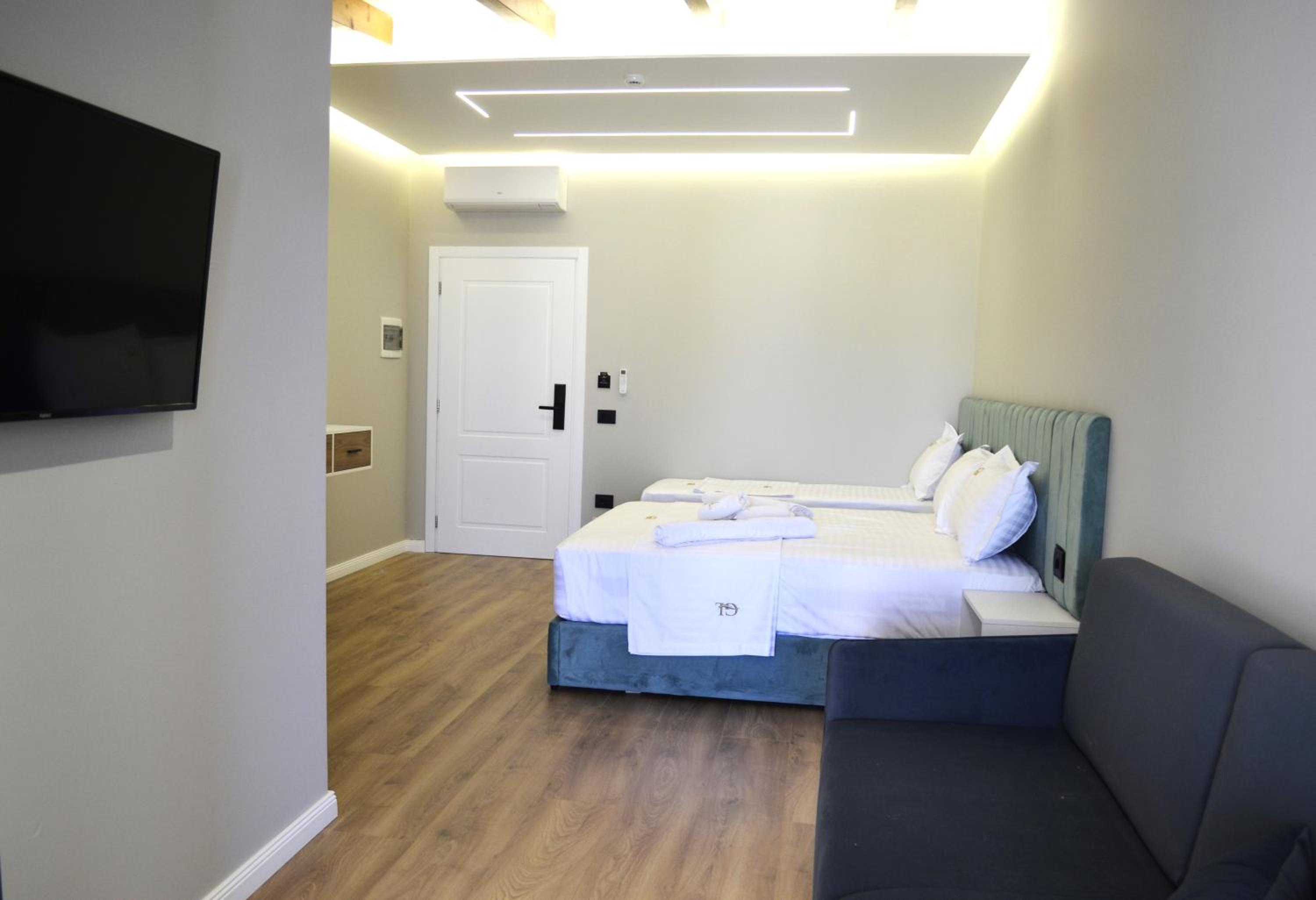 Quadruple Room with Balcony and Garden view photo 3