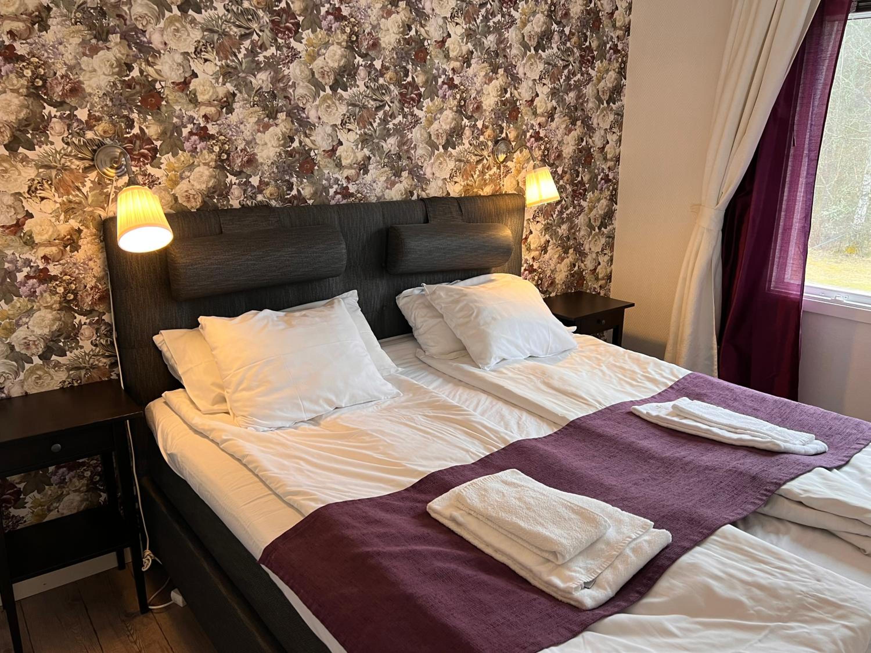 Large Double Room - Photo 3