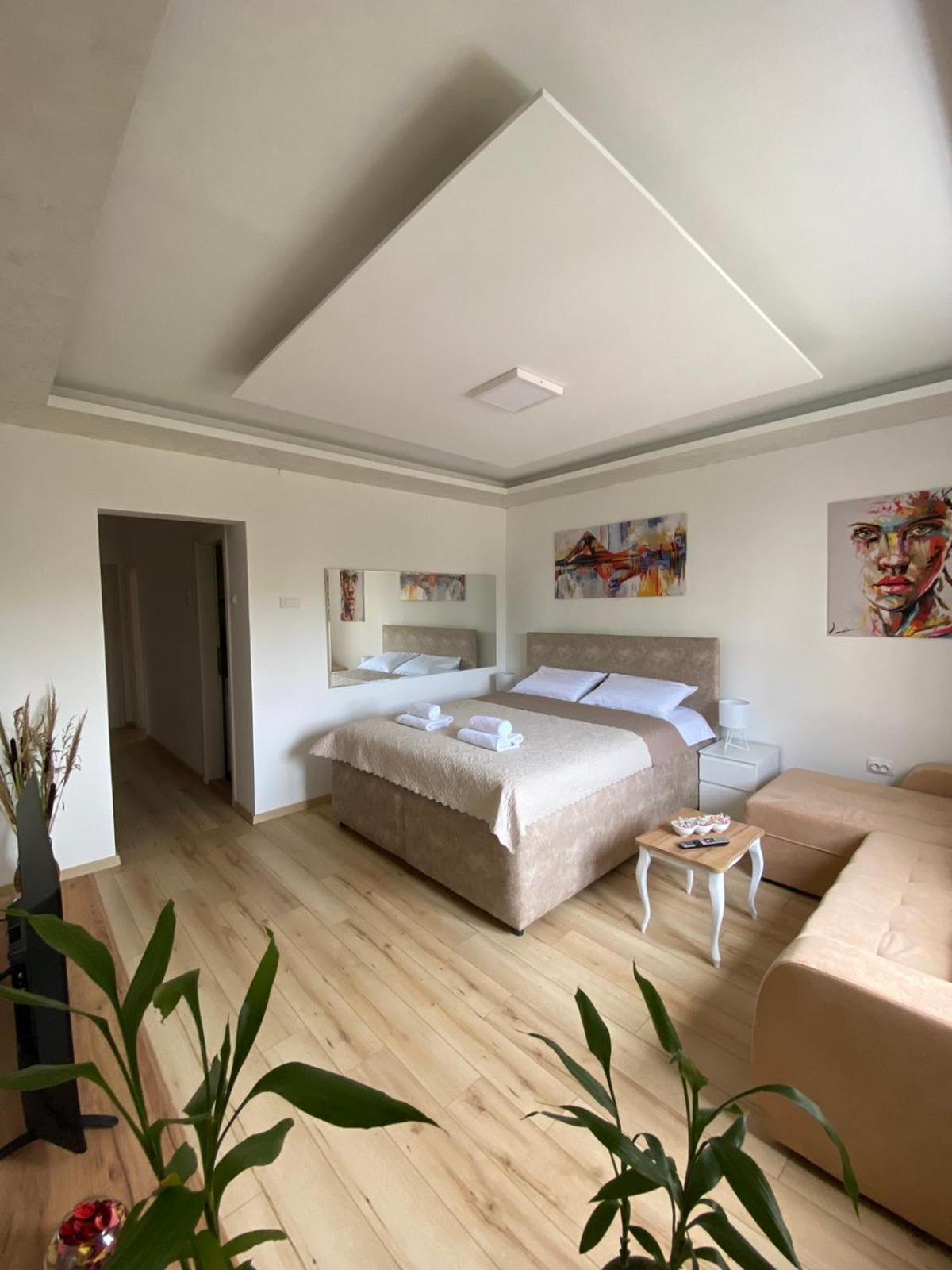 One-Bedroom Apartment photo 1