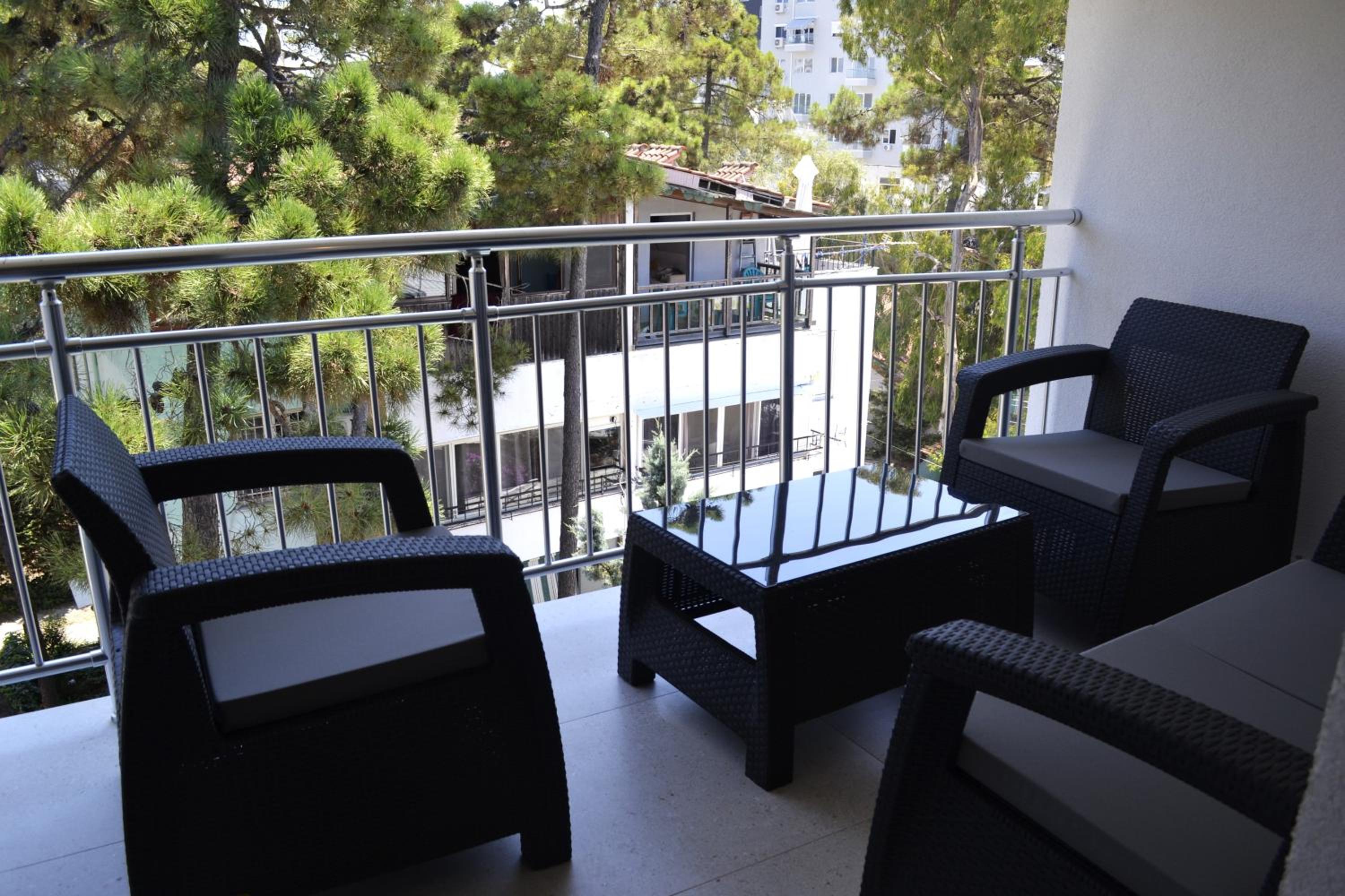 Deluxe Family Room with Balcony photo 2