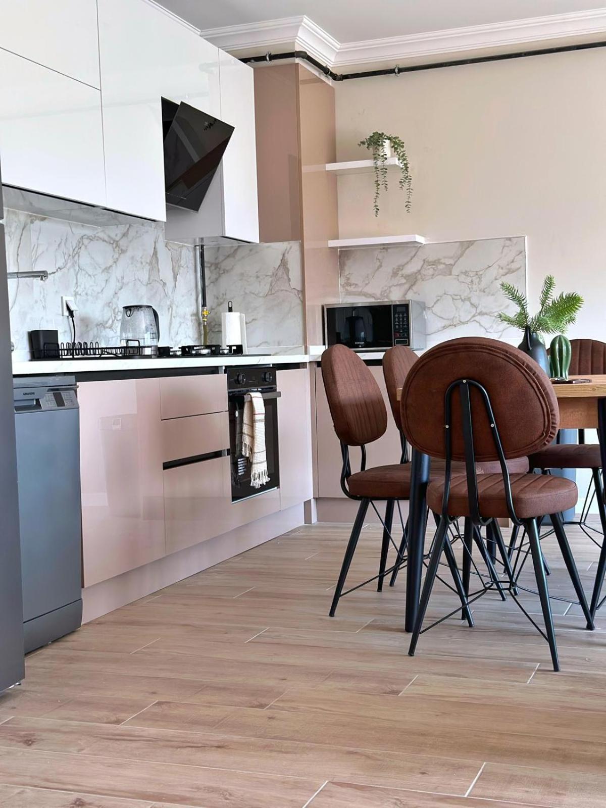 Two-Bedroom Apartment with Mountain View photo 3