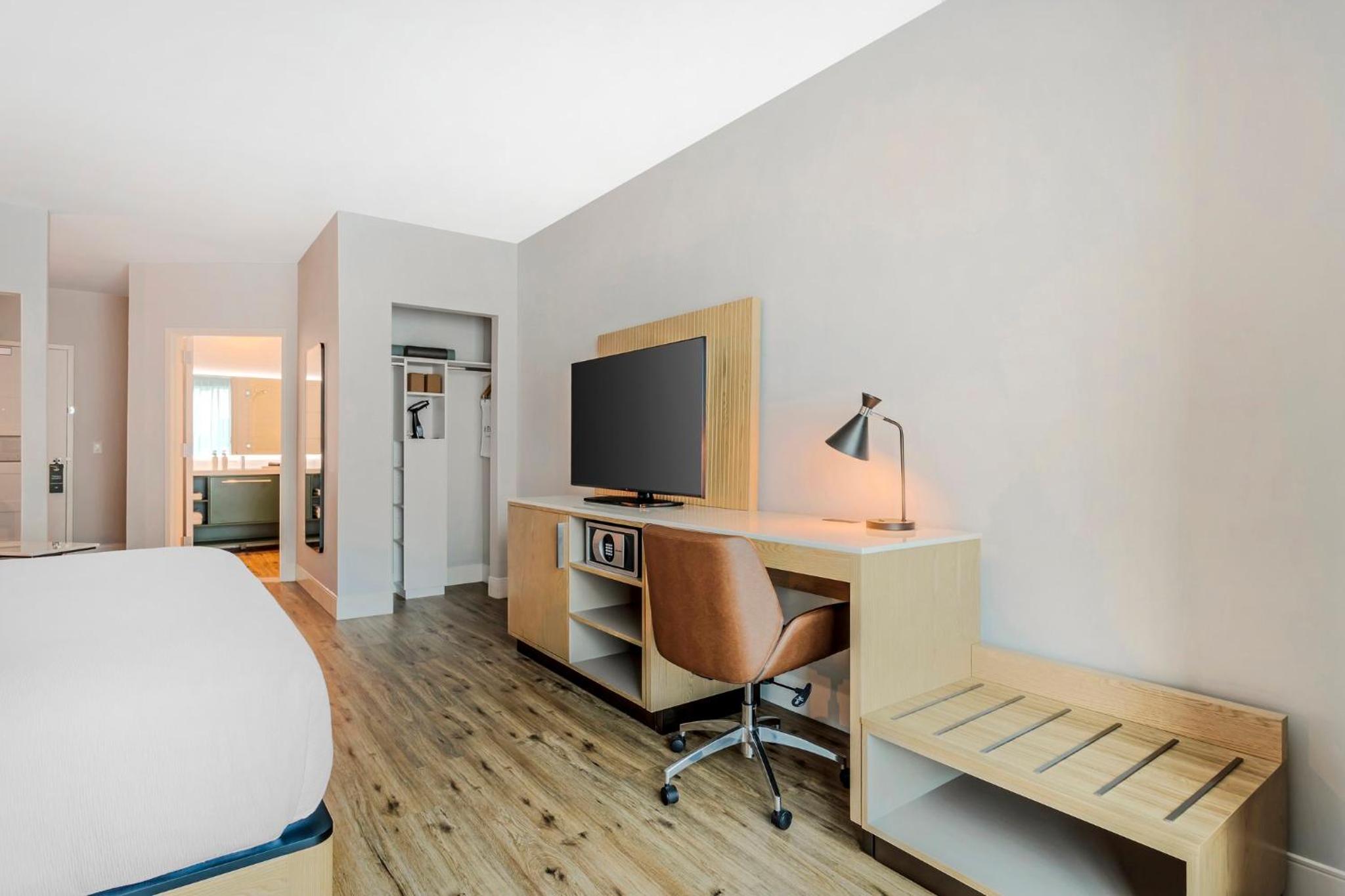 Premium King Room - Communications and Mobility Accessible - Photo 5