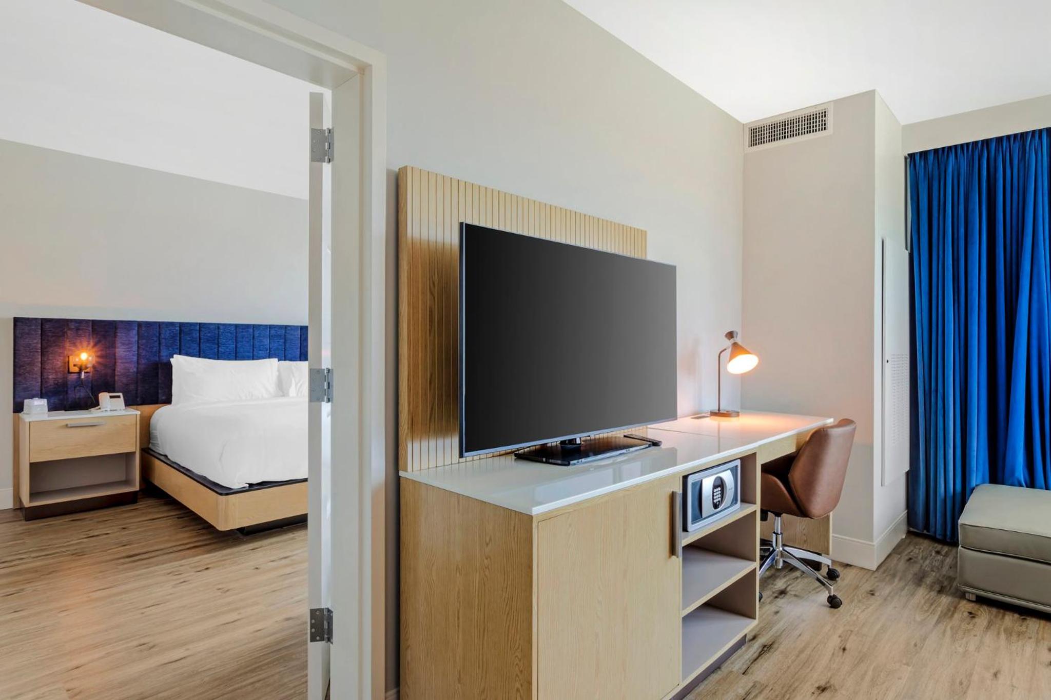 One-Bedroom King Suite with View - Mobility Access - Photo 2