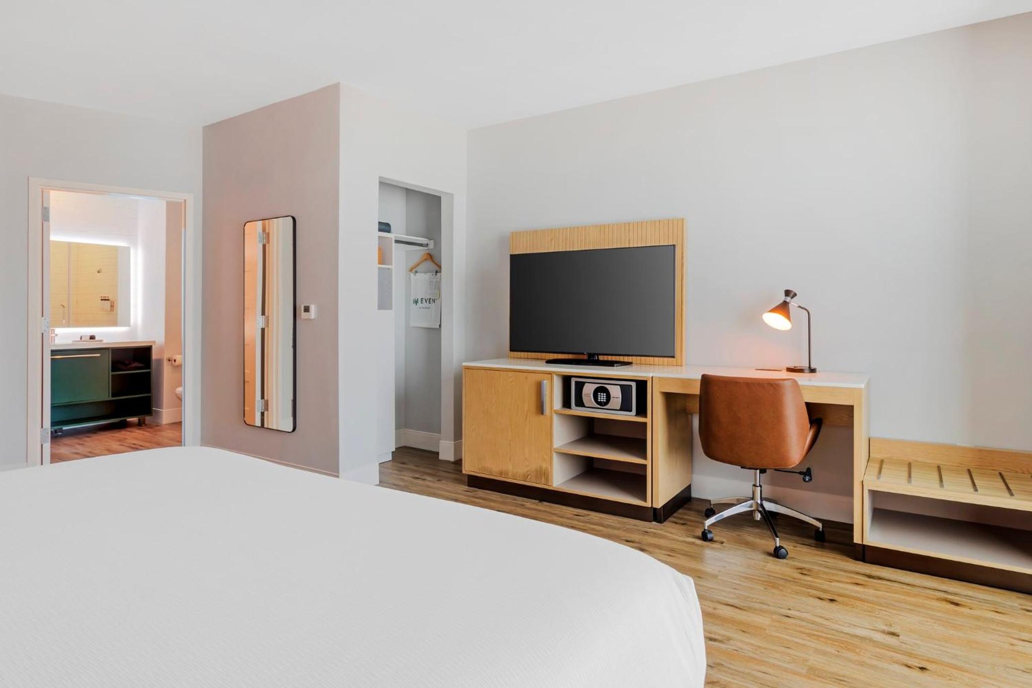 Standard King Room - Photo 3