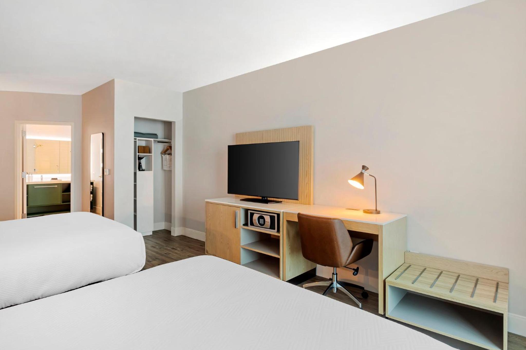 Standard Room with Two Queen Beds - Photo 7