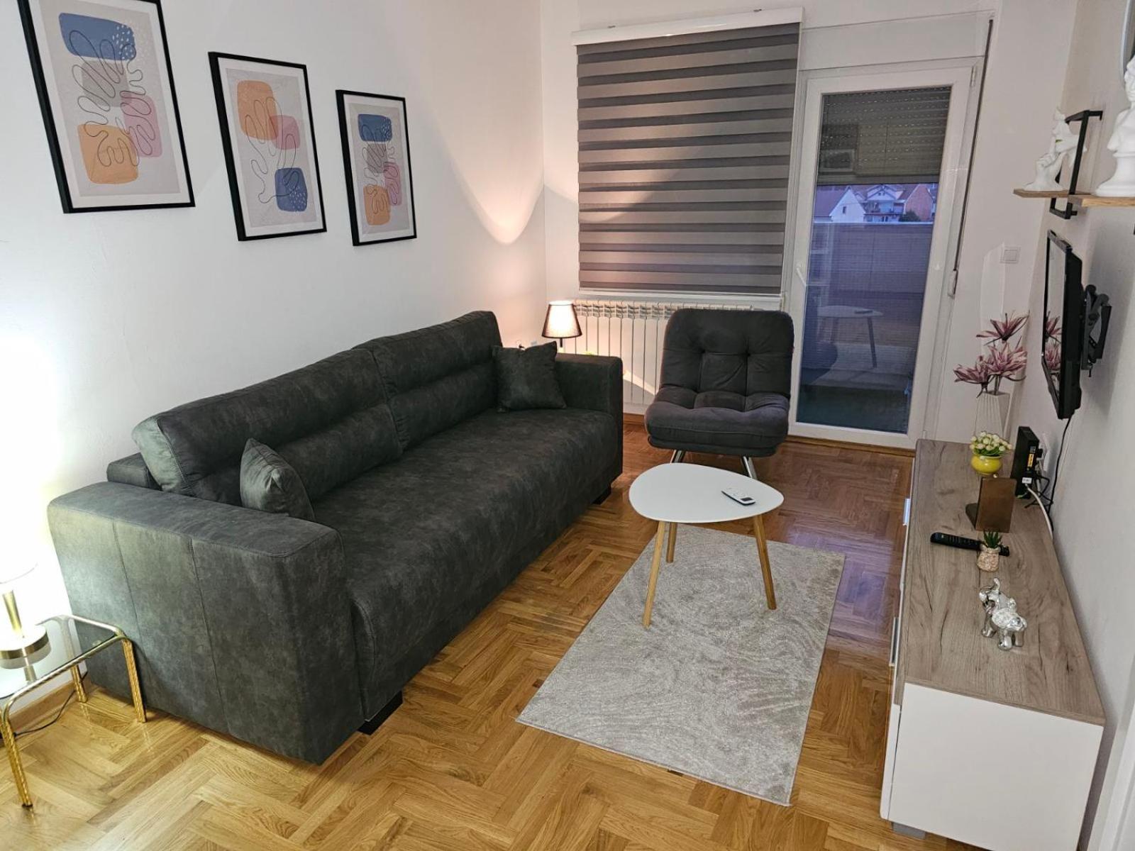 One-Bedroom Apartment photo 1