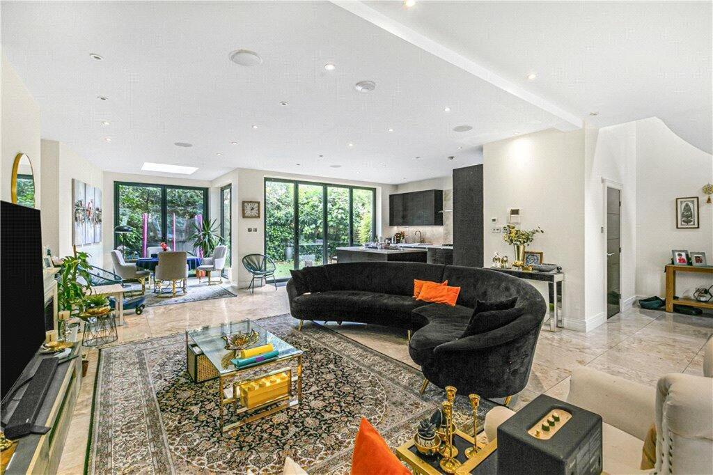Five-Bedroom House photo 1