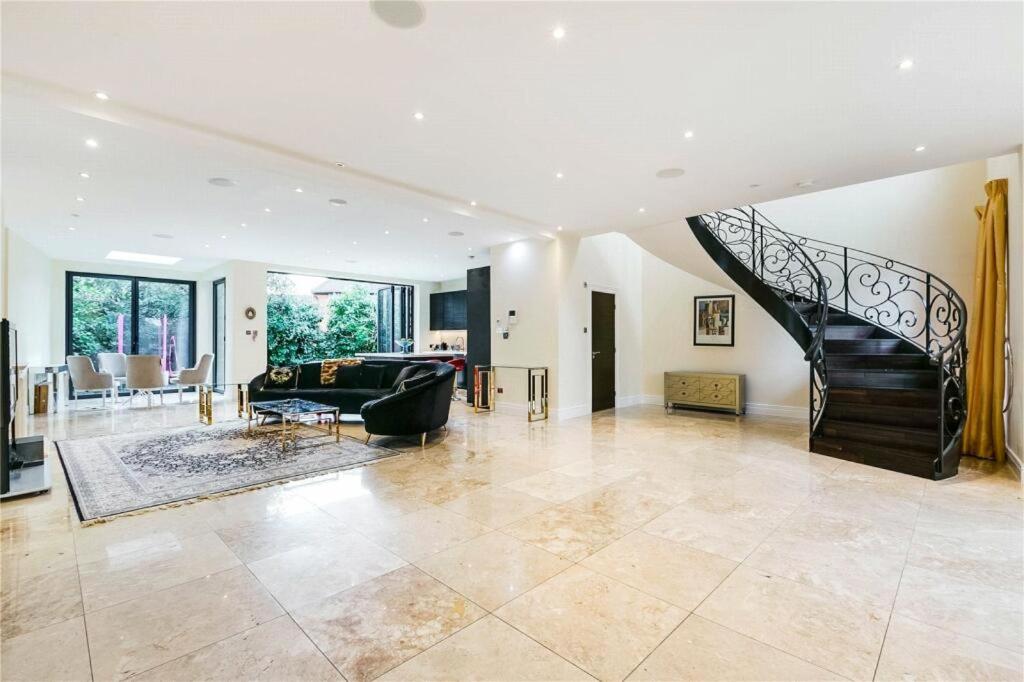 Five-Bedroom House photo 2