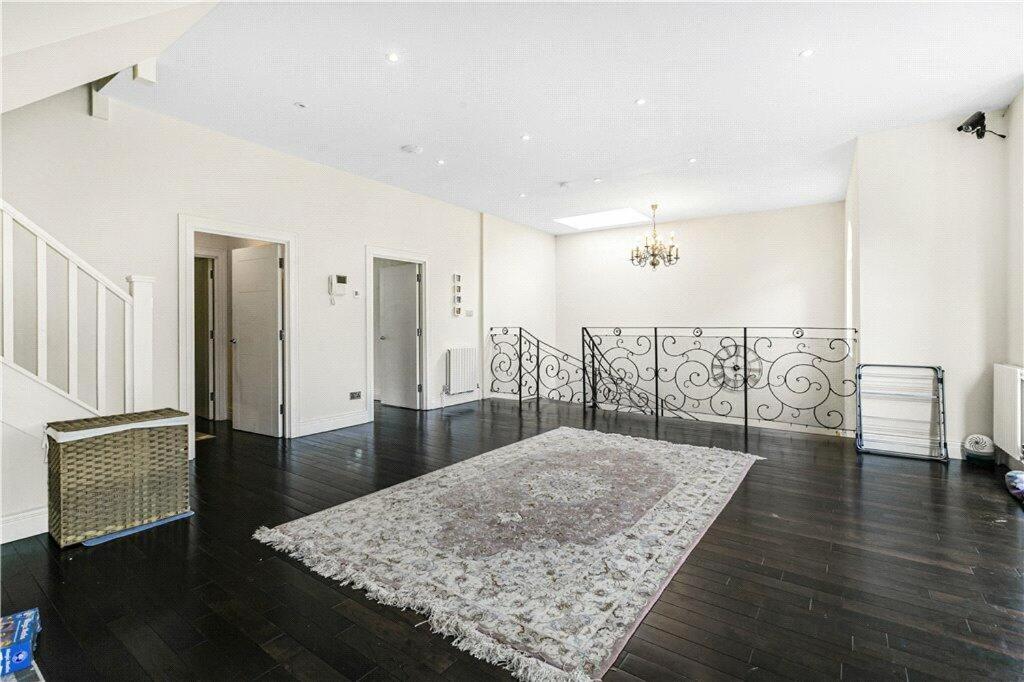 Five-Bedroom House photo 3