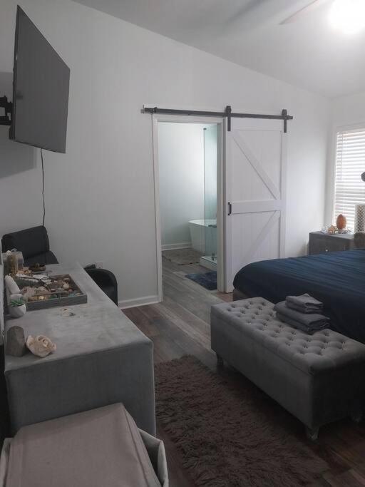 Six-Bedroom House photo 3