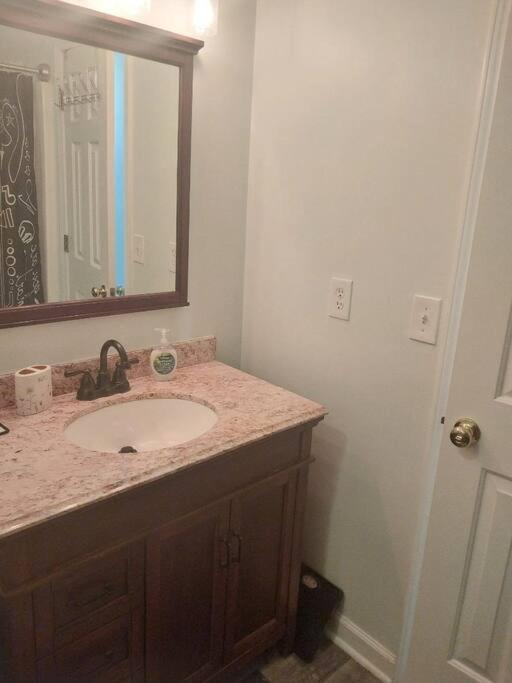 Six-Bedroom House photo 2