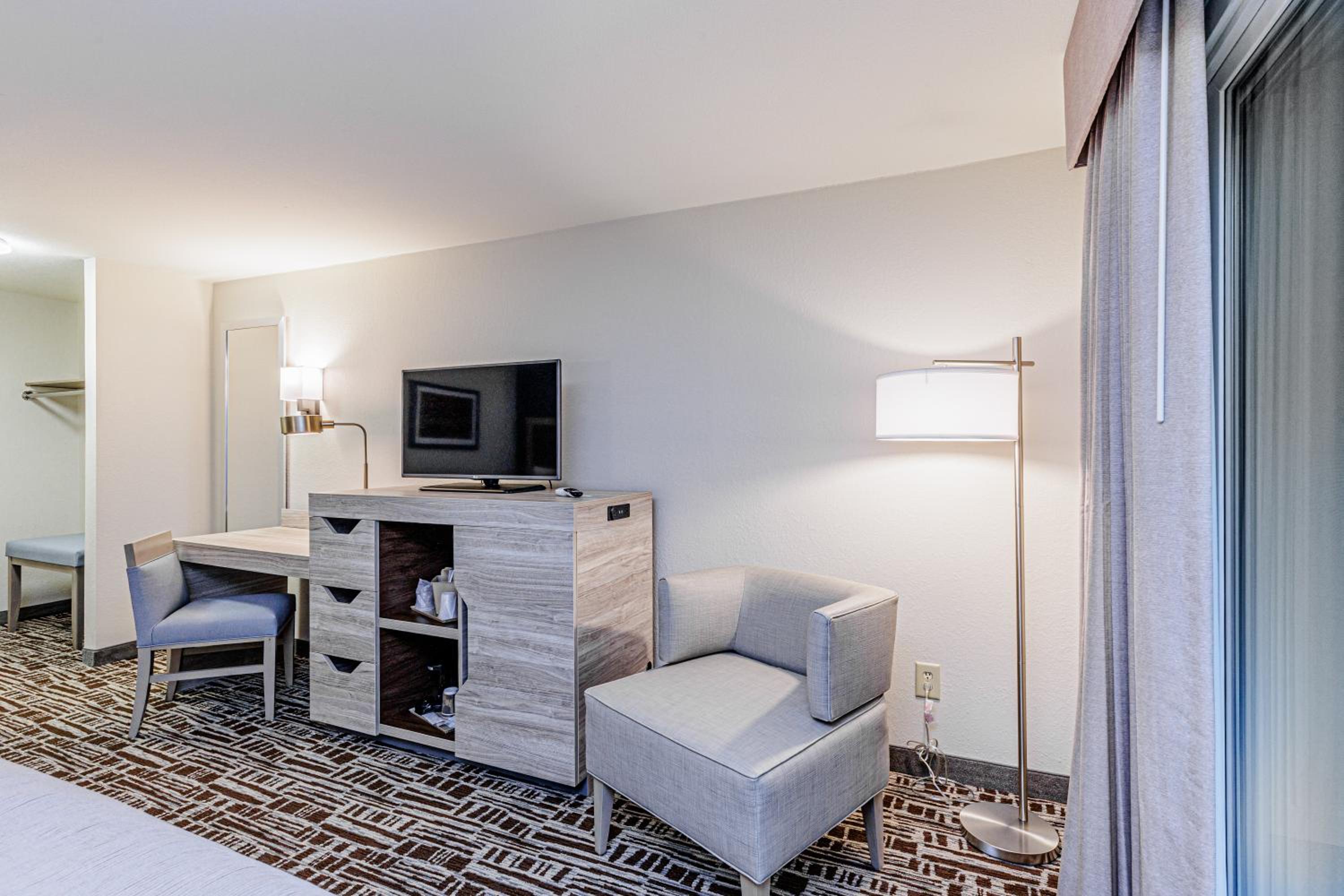 Queen Room with Balcony photo 3