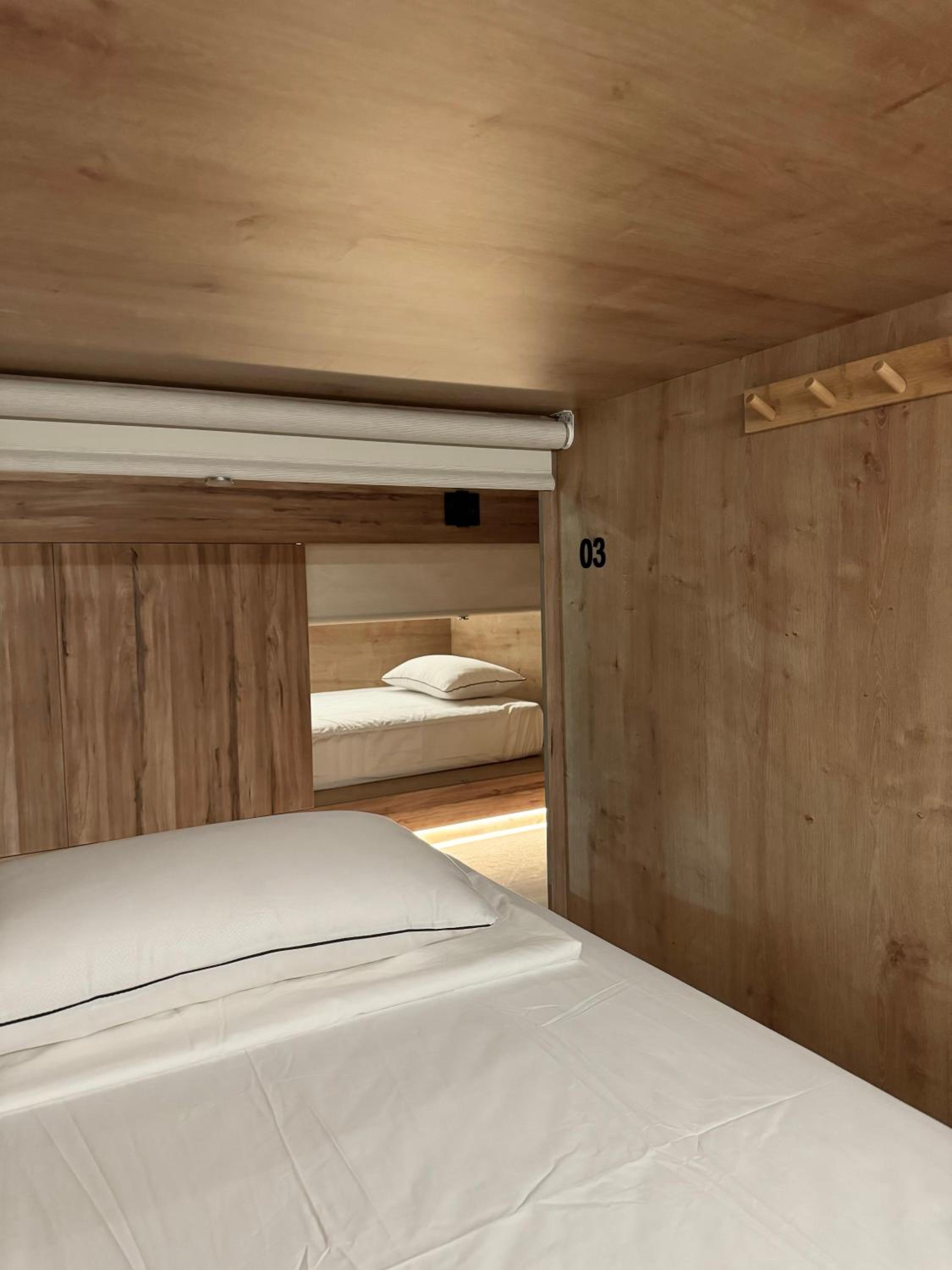 Cama Baja Mixta en Dormitorio Compartido con 20 camas