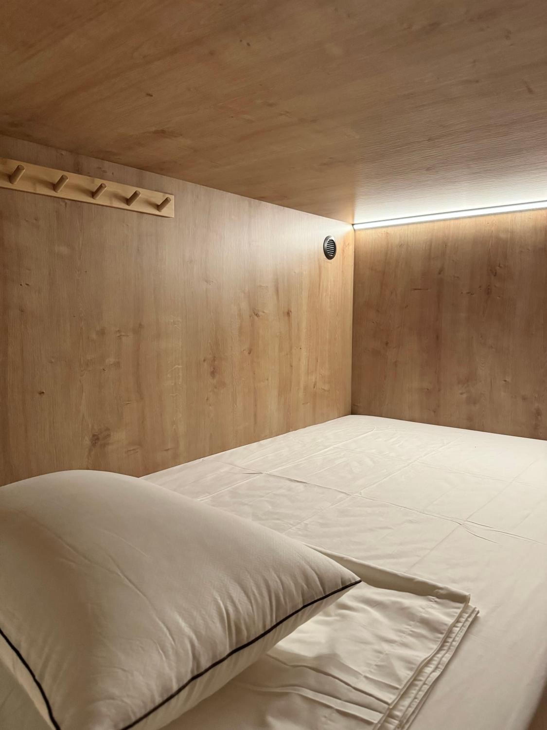 Litera superior mixta en habitación compartida con 20 camas