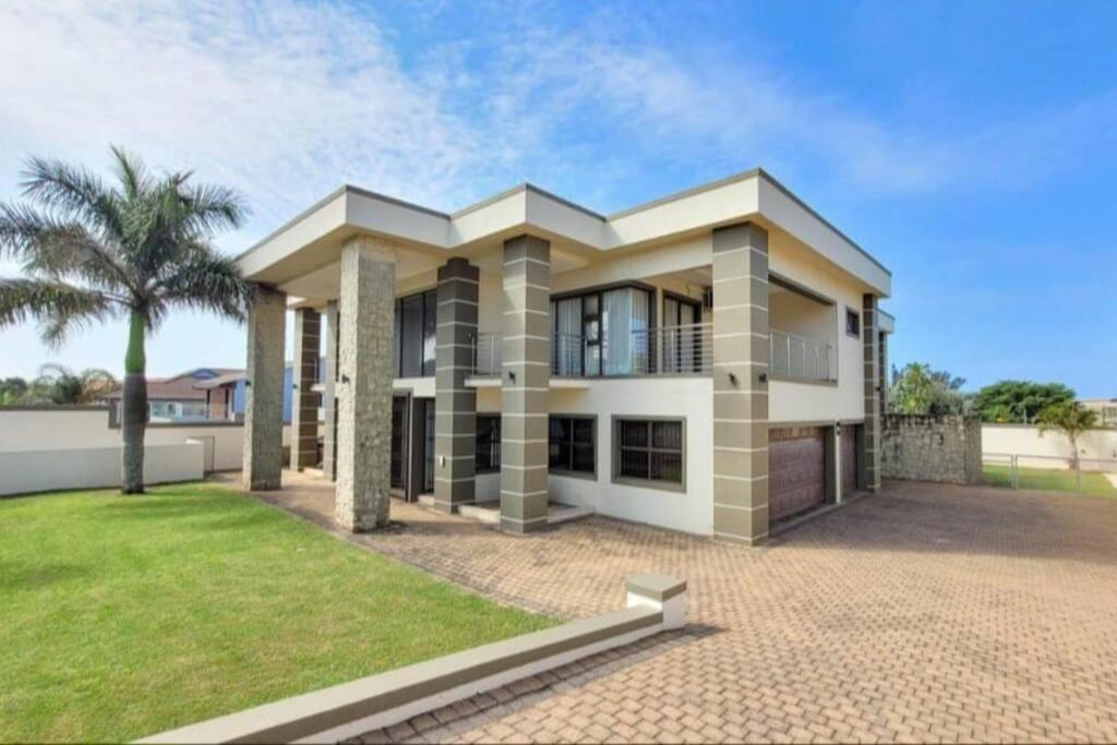Five-Bedroom House photo 2