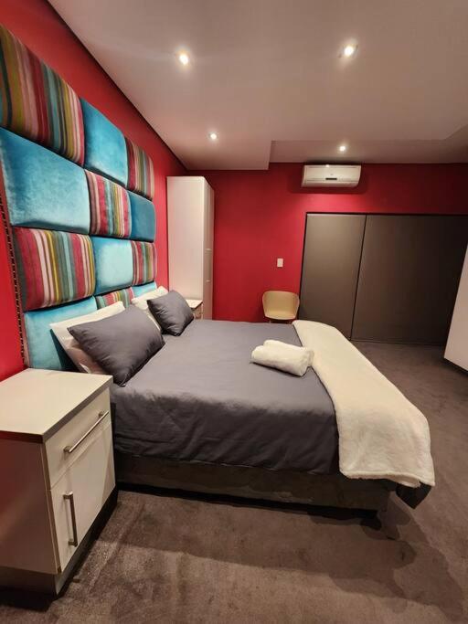 Five-Bedroom House photo 1