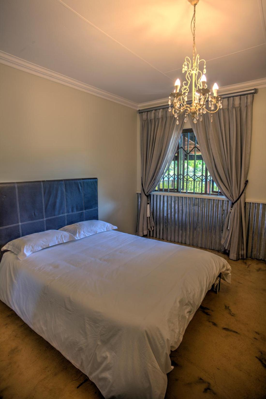 Five-Bedroom House photo 3
