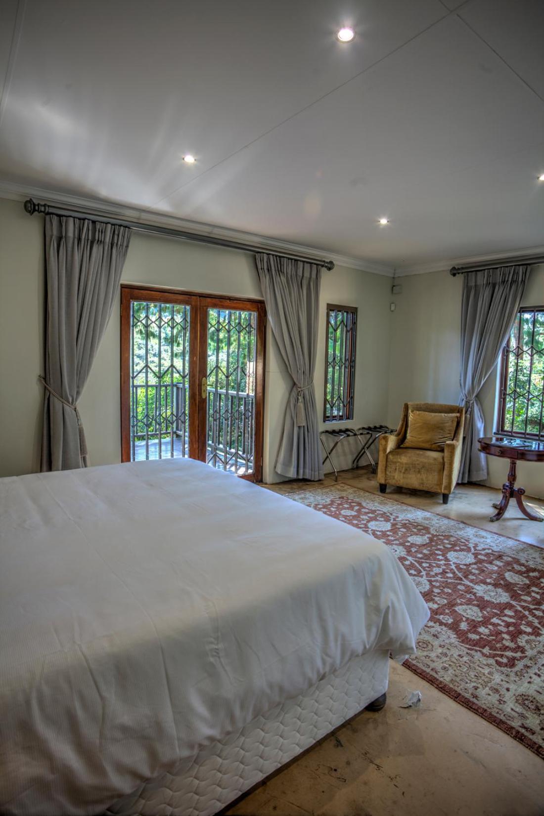 Five-Bedroom House photo 1