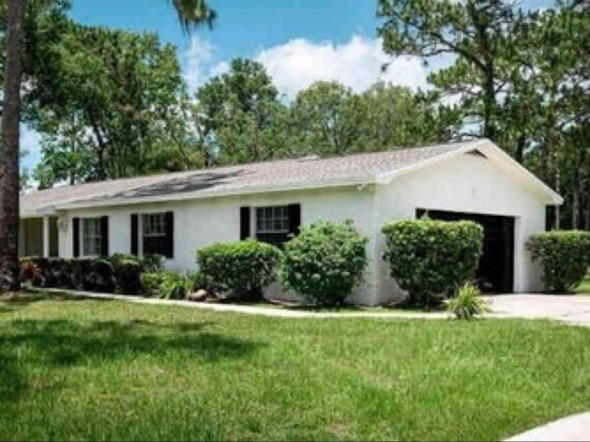 Eight-Bedroom House photo 2