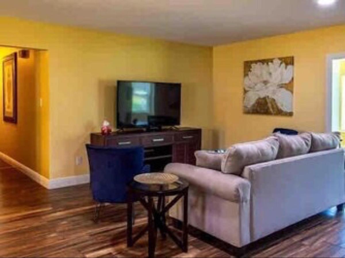 Eight-Bedroom House photo 3