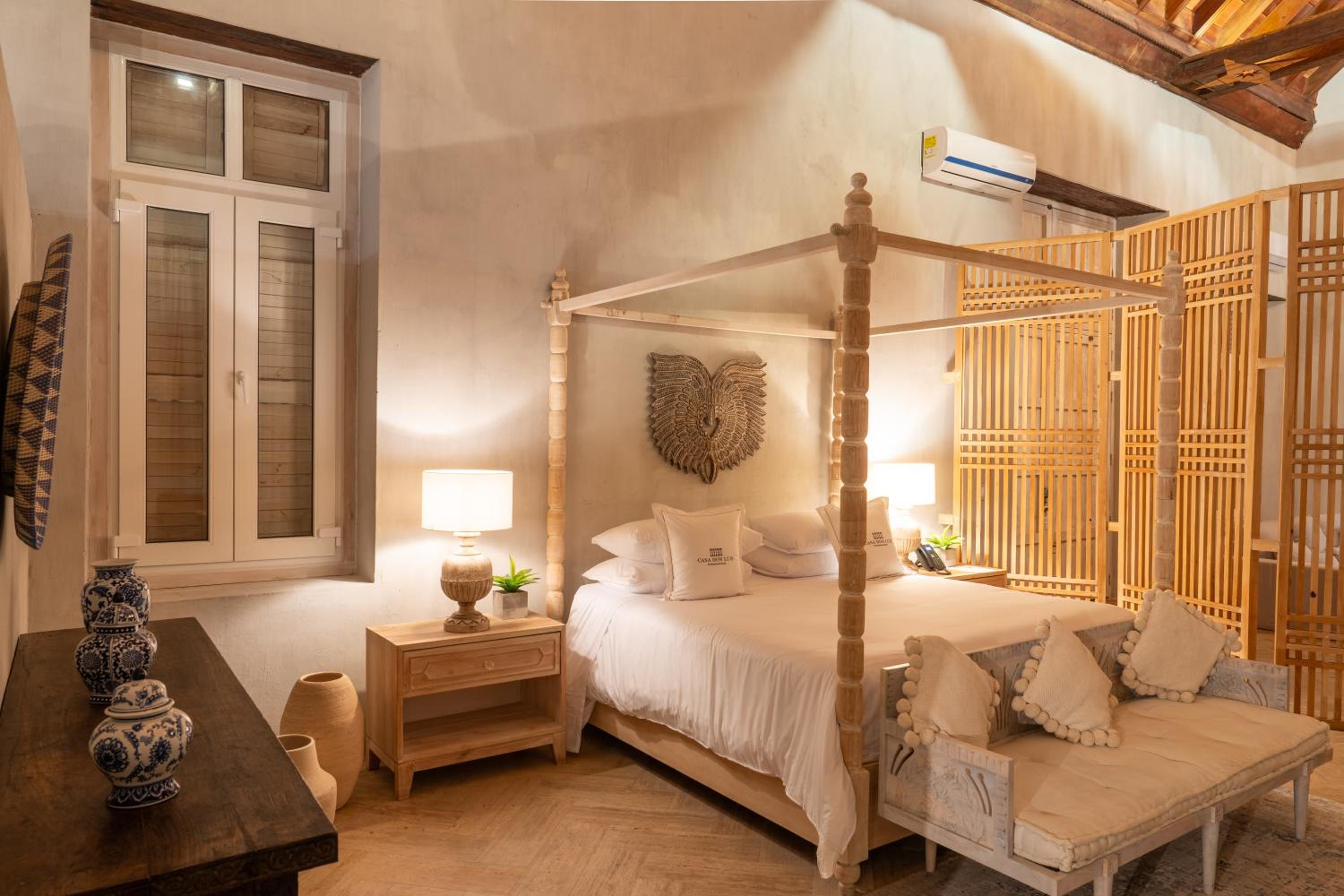 1 Bedroom Suite-King Bed With Balcony - Photo 2