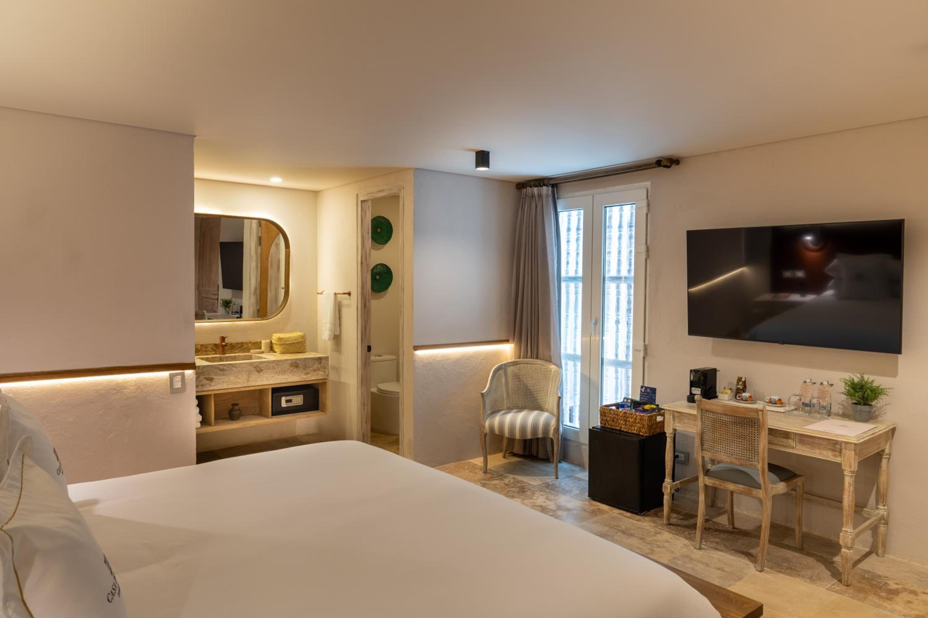 1 King Bed-Premium Room - Photo 4