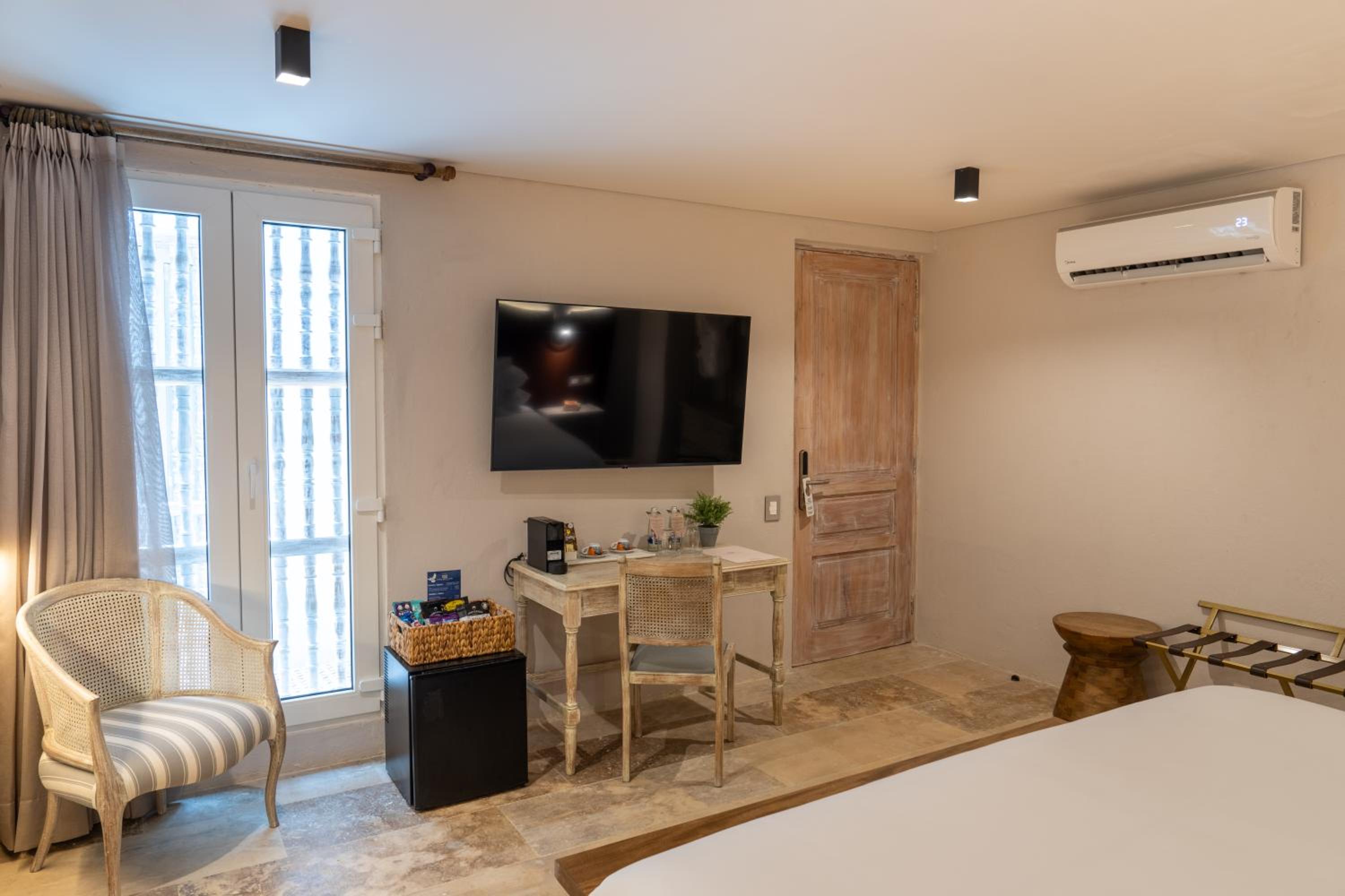 1 King Bed-Premium Room - Photo 3